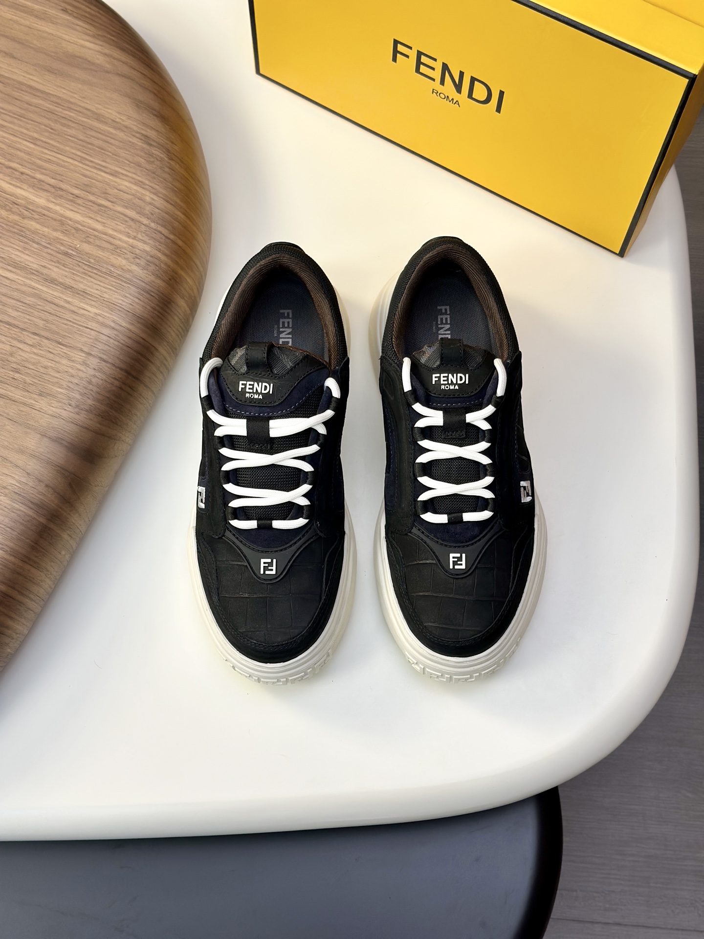 NO:356899,【FENDI】Fendi - High-end quality Original casual sneakers - Upper Napa calfskin, lychew calfskin, tongue. Heel; injection molding brand logo plastic module - inner lining brand canvas - outsole ultralight TPR foaming·rubber; molded outsole - ultra high quality control·fine workmanship highlighting (high-end·noble·grade) -Size 39-44 (38,45, custom made),,fendi,fendi,sneakers,cowhide19860909【 FENDI】芬迪 -高端品质 原休闲运动鞋 -鞋面纳帕小牛皮、荔纹小牛皮、鞋舌.后跟；注塑品牌logo塑胶模块 -内里品牌帆布 -大底超轻TPR发泡·橡胶；成型大底 -超高品控·做工精细凸显(高端·贵气·档次) -Size 39-44（38,45,可订做),,fendi,fendi,sneakers,cowhide,Men's shoes