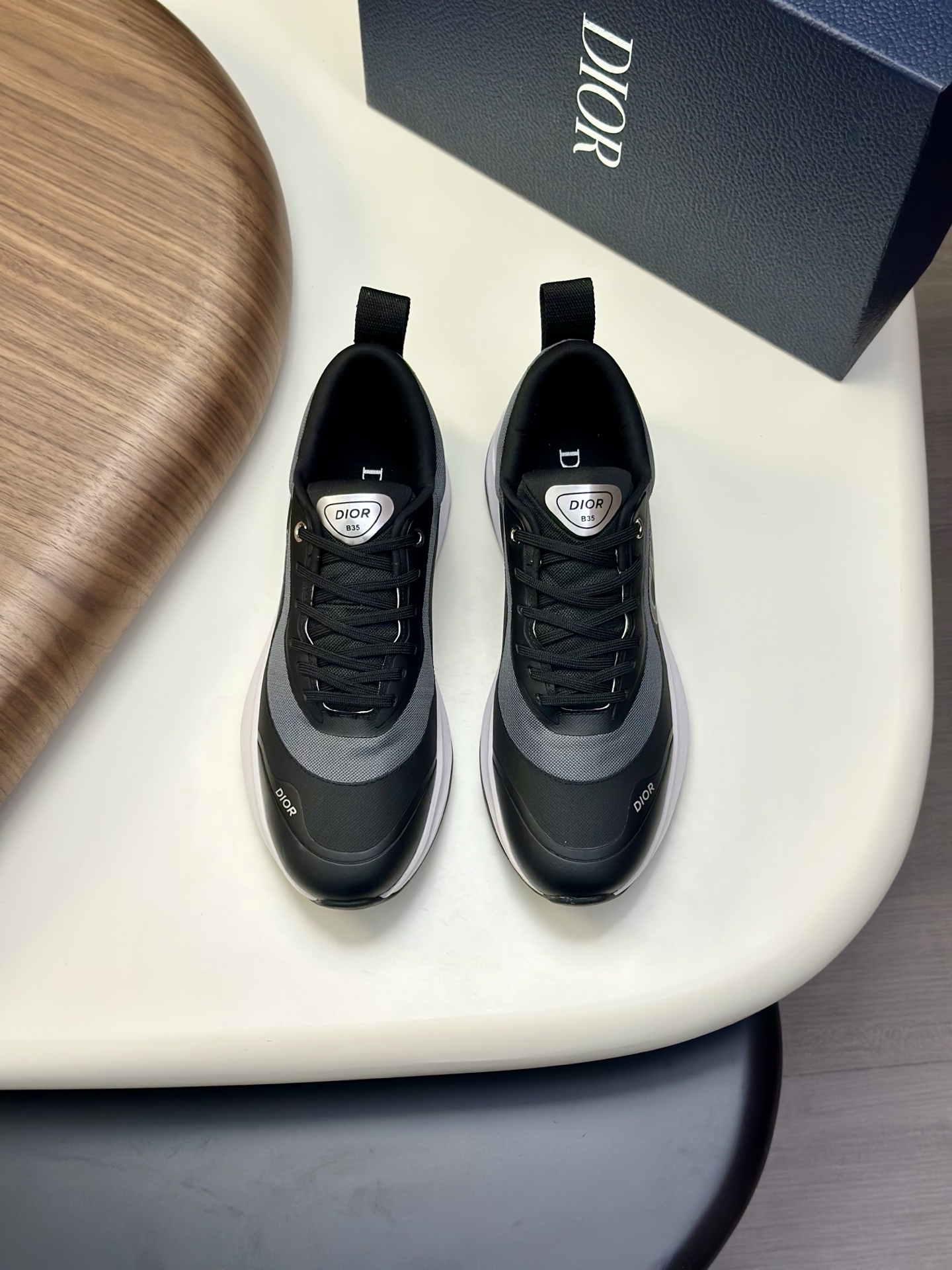 NO:352079,# Dior breathable casual sneakers The soft and breathable upper complements the light textured rubber sole, decorated with a variety of classic details, is ideal for daily styling. It can be matched with various casual items to create exquisite styling. Sole thickness 3.5CM Size39-44 (38 45 customized),,dior,sneakers19860909# 迪奥透气休闲运动鞋 柔软透气的鞋面与轻盈的纹理效果橡胶鞋底相得益彰,饰以各种经典细节,是日常造型的理想之选 可与各式休闲单品搭配,打造精致造型 底厚 3.5CM Size39-44（38 45定制）,,dior,sneakers,Men's shoes