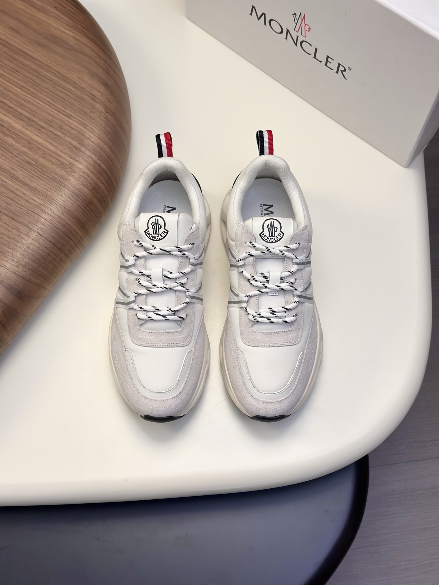 NO:346933,Frosted leather fabric Moncler cover men's shoes, imported breathable mesh, neoprene rubber, various materials are spliced ​​together. The upper is designed with shoelaces and rubber inserts, the heel Moncler logo, and the outsole is made of TPU + rubber + high elastic rubber foam combination, which has high elasticity and high wear resistance and improves comfort. It is worth buying whether it is the upper or color design!  Size39-44 (38 45 custom made), Moncler, sneakers19860909磨砂皮配布 Moncler蒙口 男鞋运动鞋,进口透气网面、氯丁橡胶 各种材质拼接打造,鞋面采用鞋带和橡胶嵌件设计,后跟Moncler标志,大底采用TPU+橡胶+高弹橡胶发泡组合成型,具有高弹性高耐磨性,提高舒适性,无论是鞋面还是颜色设计都值得入手！Size39-44（38 45定做）,,Moncler,sneakers,Men's shoes