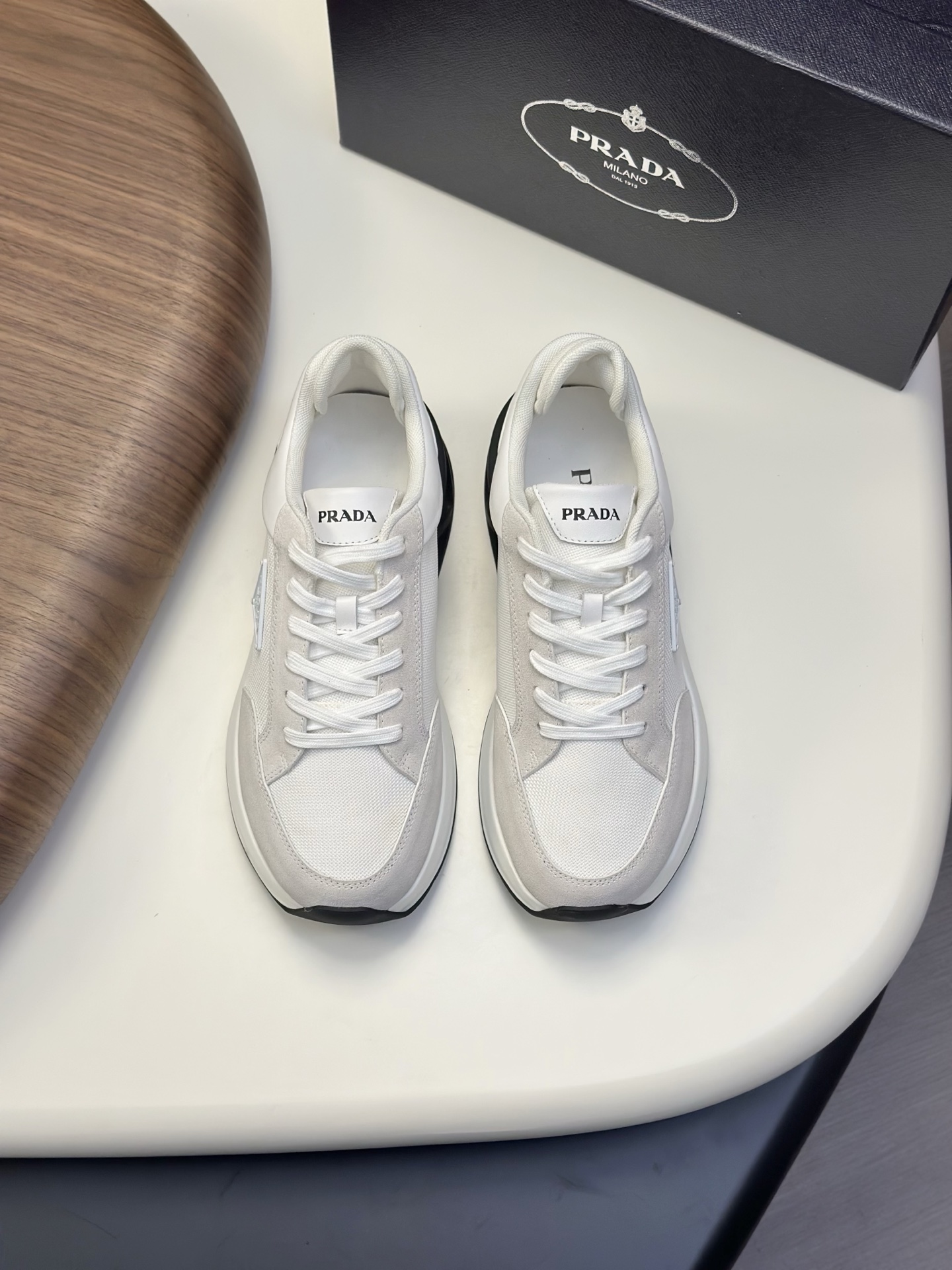 NO:346946,【PRADA】Prada - High-end quality Original single casual sports shoes - Upper Napa calfskin, shoe tongue silk screen brand logo, shoe body brand metal fastener - Inner water dyed cowhide - Outsole ultra-light TPU foaming·rubber; Two-color molded outsole - Ultra-high quality control·fine workmanship highlighted (high-end, noble, grade) -Size 38-45 (46, custom made),,prada,prada,sneakers,cowhide19860909【 PRADA】普拉达 -高端品质 原单·休闲运动鞋 -鞋面纳帕小牛皮、鞋舌丝印品牌logo、鞋身品牌金属扣件 -内里水染牛皮 -大底超轻TPU发泡·橡胶; 双色成型大底 -超高品控·做工精细凸显(高端·贵气·档次) -Size 38-45（46,可订做)·,,prada,prada,sneakers,cowhide,Men's shoes