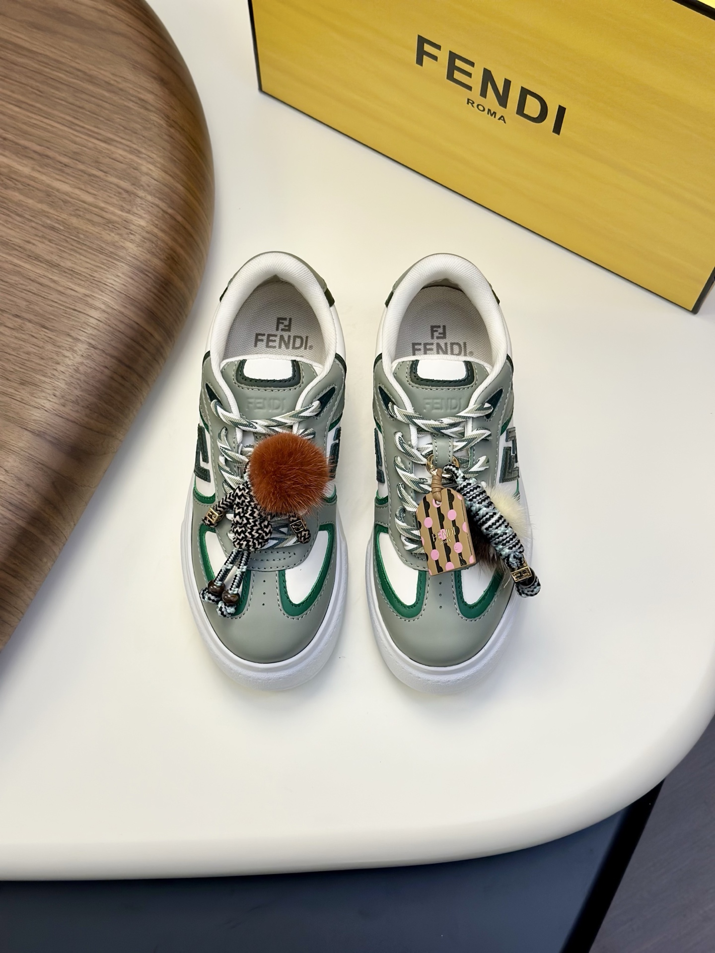 NO:346837,FENDI Match women's lace-up sneakers. size; couples 35-40 (female) This item comes from the Stefano Pilati design series, made of black leather material, decorated with gray leather details. FENDI rubber sole on the side material is calfskin, inner 70 polyester, 27 brocade, fendi, fendi, sneakers, cowhide19860909FENDI 芬迪Match女系带运动鞋. size；情侣款35-40（女） 该单品来自Stefano Pilati设计系列, 采用黑色皮革材质,饰有灰色皮革细节.侧面带FENDI字样橡胶鞋底 材质小牛皮,内里70涤纶,27锦,,fendi,fendi,sneakers,cowhide,Men's shoes