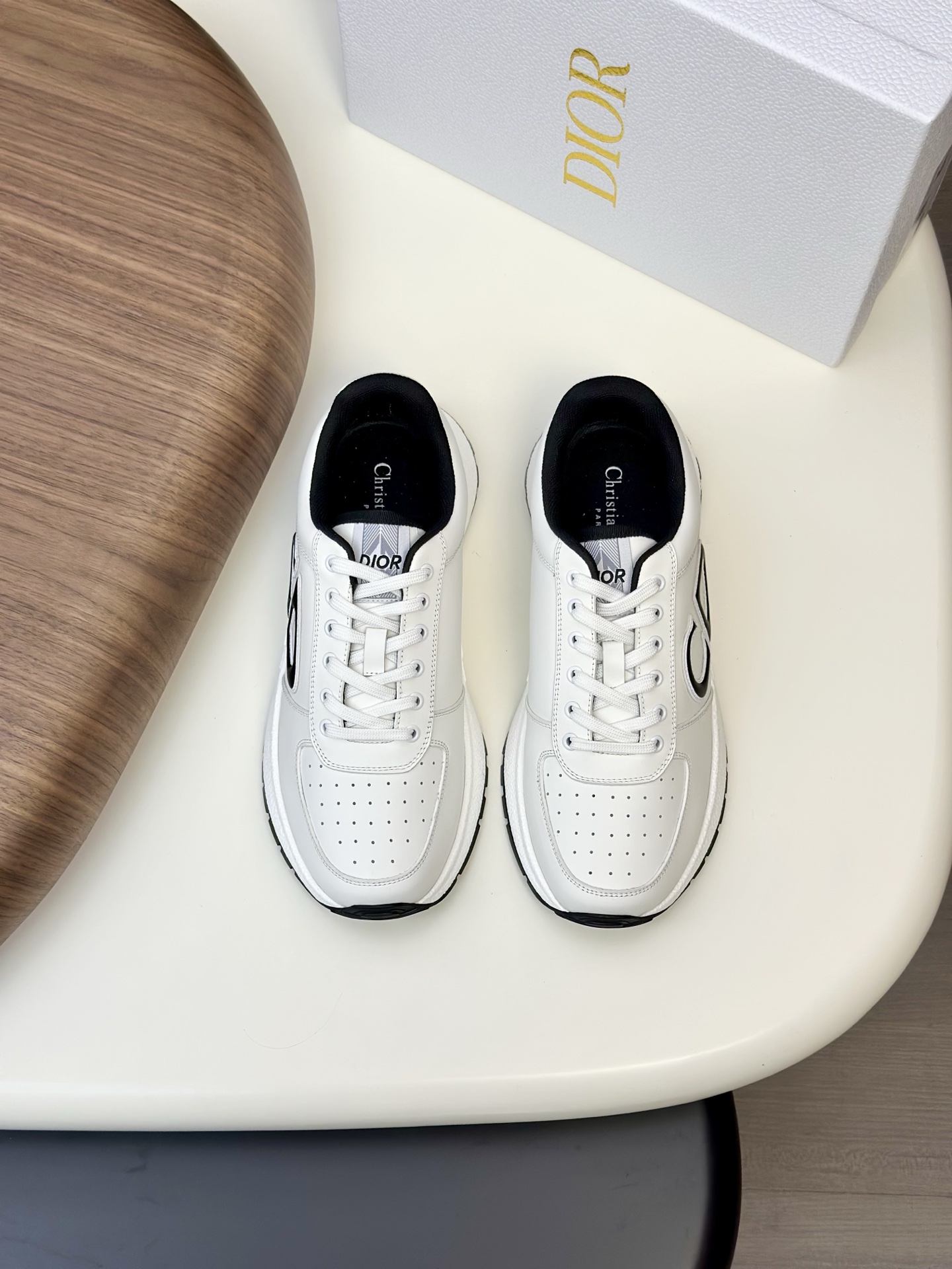 NO:350198,# Dior breathable casual sneakers The soft and breathable upper complements the light textured rubber sole, decorated with a variety of classic details, is ideal for daily styling. It can be matched with various casual items to create exquisite styling. Sole thickness 3.5CM Size35-44 (38 45 customized) Couple model Men's model 400,,dior,sneakers19860909# 迪奥透气休闲运动鞋 柔软透气的鞋面与轻盈的纹理效果橡胶鞋底相得益彰,饰以各种经典细节,是日常造型的理想之选 可与各式休闲单品搭配,打造精致造型 底厚 3.5CM Size35-44（38 45定制） 情侣款 男款400,,dior,sneakers,Men's shoes