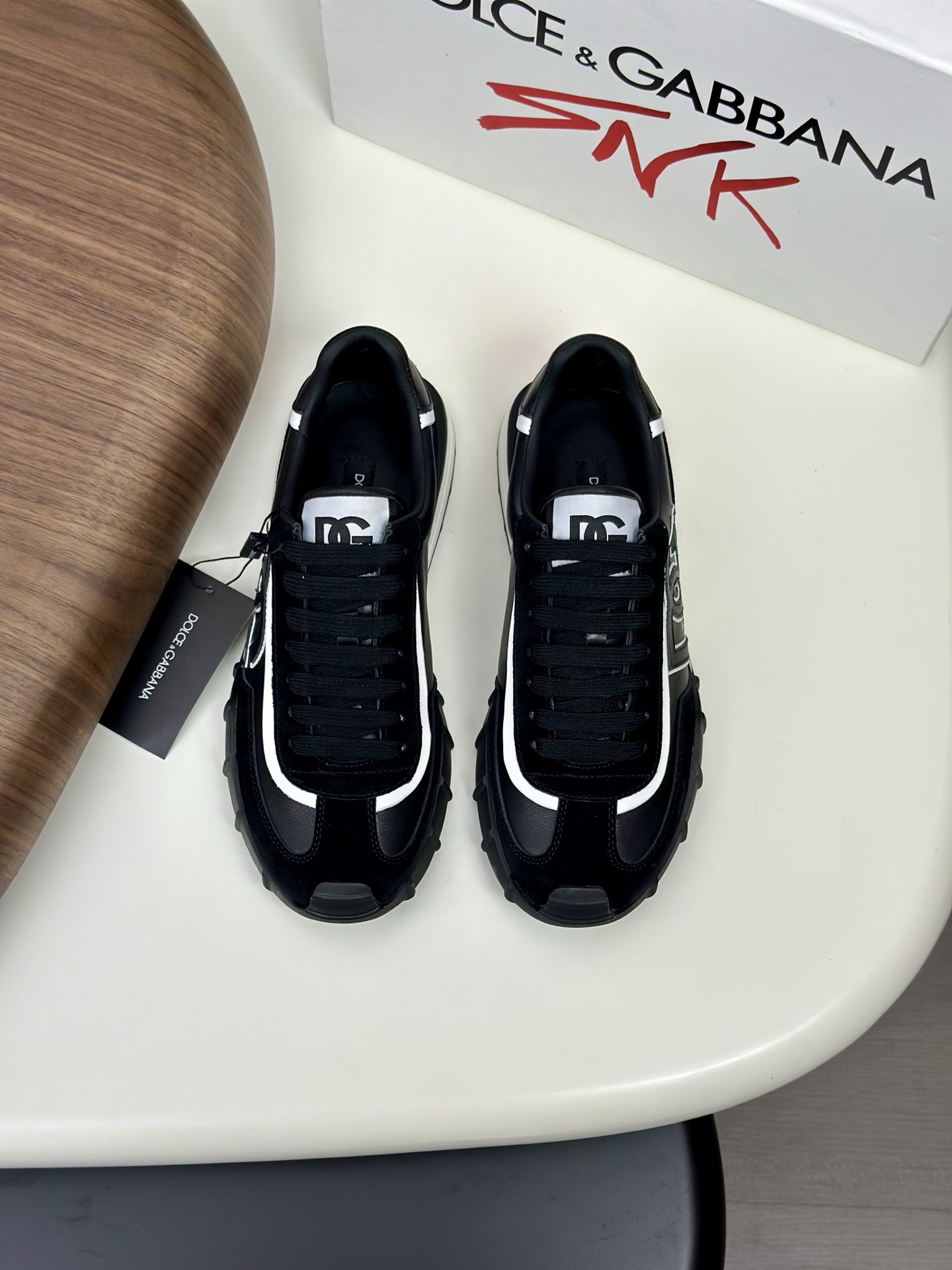 NO:350244,DG's latest men's sneakers are casual and elegant, endorsing modern gentlemen, awakening the inspiration of styling and sensing tension. Injecting trendy DNA with simplicity, minimalist styling with eye-catching brand logo hardware, highlighting neat and modern aesthetics. Cowhide upper + cowhide inner + rubber outsole size 39-44.,,sneakers,cowhide19860909DG最新款男款运动鞋 休闲简雅,为摩登绅士代言,唤醒造型灵感,感知足下张力.将率性注入潮流DNA,极简造型搭配醒目品牌logo五金,彰显利落现代美学. 牛皮鞋面+牛皮内里+橡胶大底码数39-44.,,sneakers,cowhide,Men's shoes