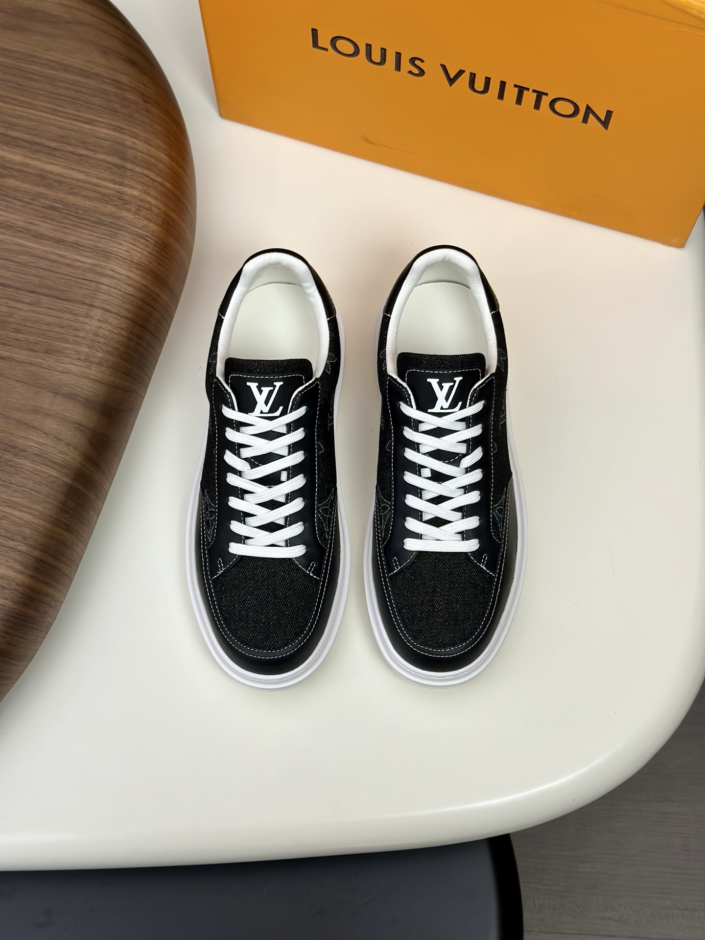 Louis Vuitton Baskets de sport en cuir noir pour hommes, confortables et élégantes
