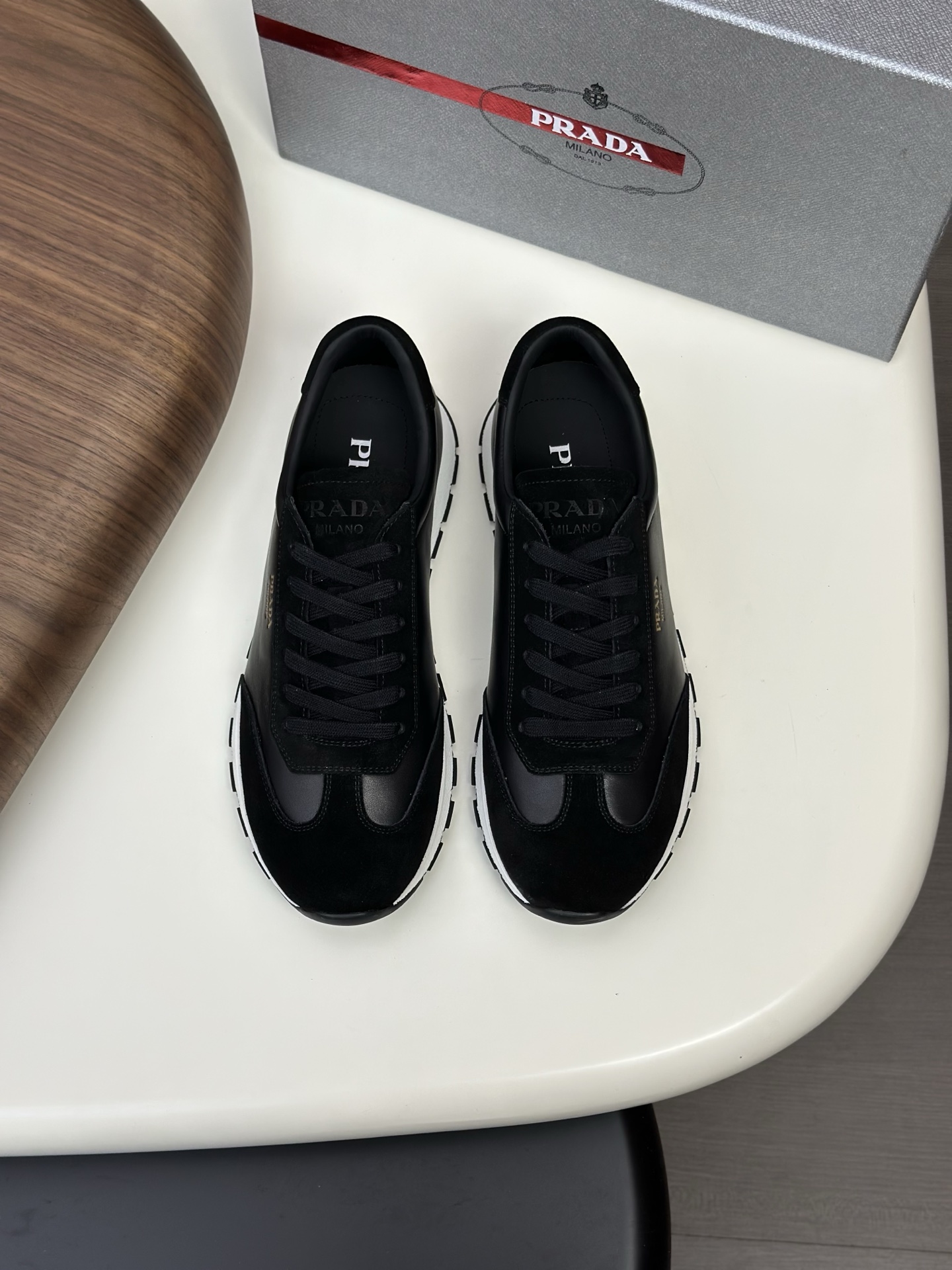NO:511072,【PRADA】Prada - High-end quality Original single casual sports shoes - Upper Napa calfskin, shoe tongue silk screen brand logo, shoe body brand metal fastener - Inner water dyed cowhide - Outsole ultra-light TPU foaming·rubber; Two-color molded outsole - Ultra-high quality control·fine workmanship highlighted (high-end, noble, grade) -Size 38-45 (46, custom made),,prada,prada,sneakers,cowhide19860909【 PRADA】普拉达 -高端品质 原单·休闲运动鞋 -鞋面纳帕小牛皮、鞋舌丝印品牌logo、鞋身品牌金属扣件 -内里水染牛皮 -大底超轻TPU发泡·橡胶; 双色成型大底 -超高品控·做工精细凸显(高端·贵气·档次) -Size 38-45（46,可订做)·,,prada,prada,sneakers,cowhide,Men's shoes