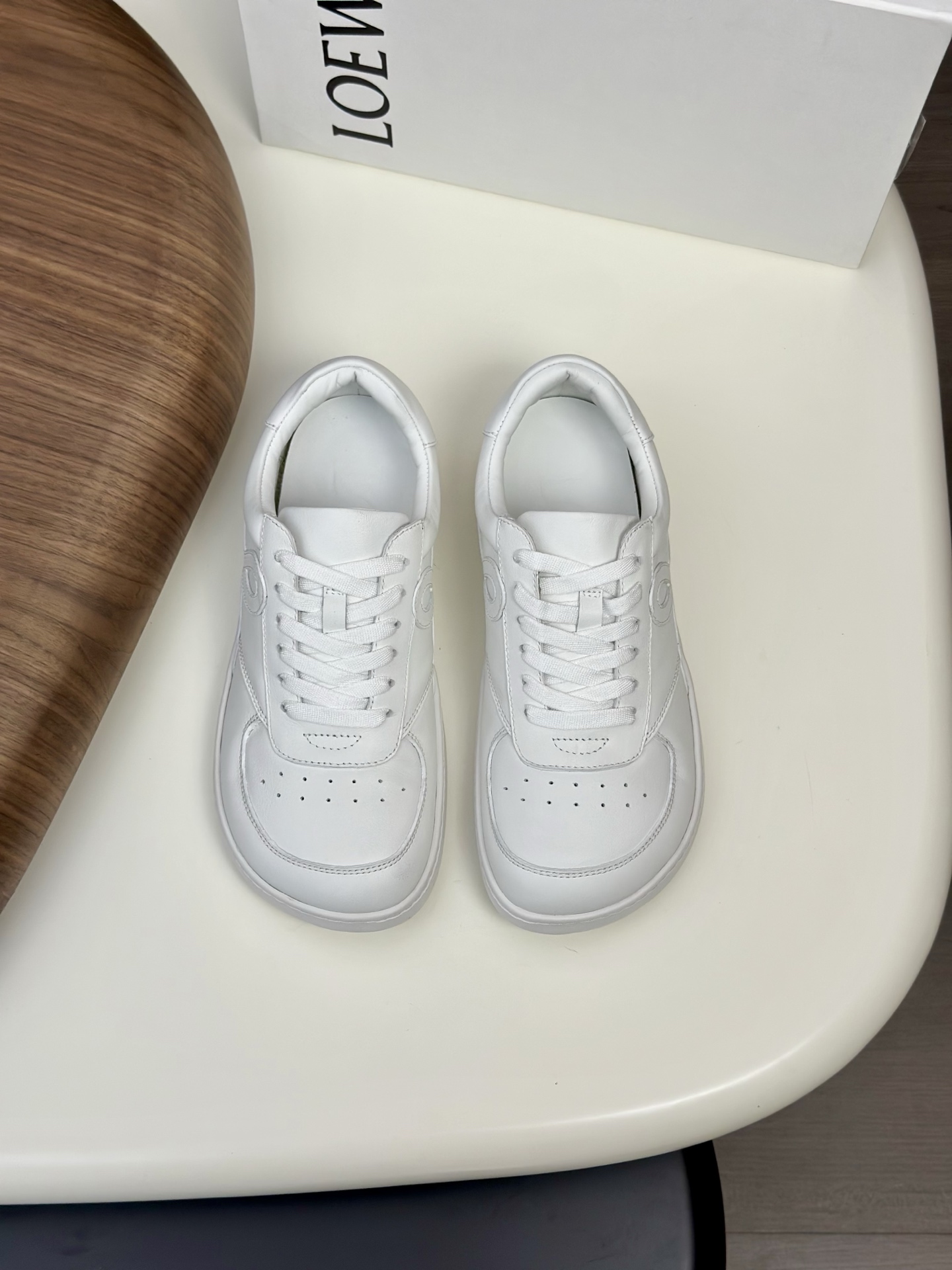 NO:542018,Couple style Loewe Campo Men's Loewe The upper is made of cowhide leather, foamed outsole, LOEWE The iconic asymmetric round toe shape. Key details include high upper and handmade stitching. Loewe's new Campo shoes are from the show to continue the usual playful color of brand designer Jonathan Anderson, and use cute and interesting round toe toe with retro-style carved details, full of design. size35–44 (customized by 45.46), loewe, loewe, loafers, cowhide19860909情侣款 罗意威LoeweCampo男士乐福鞋 鞋面采用牛皮革,发泡大底、LOEWE 罗意威标志性不对称圆头造型.关键细节包括高鞋面和手工缝线.Loewe全新Campo鞋来自秀场延续品牌设计师Jonathan Anderson一贯的玩味主义色彩,以可爱有趣的圆形鞋头搭配极具复古风的雕花细节,设计感十足.  size35–44（45.46定制）,,loewe,loewe,loafers,cowhide,Men's shoes