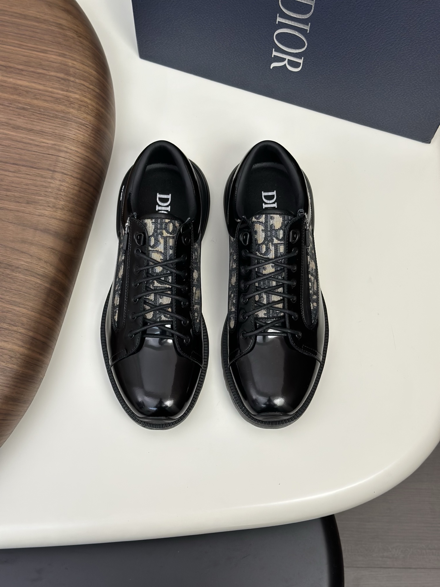 NO:541890,Dio*—Dio High-end. The counter is released simultaneously. The upper is imported cowhide from Italy/matched with original printed fabric. The original water-dyed cowhide inner lining. 'High-end, noble, and grade' is exquisitely crafted. The sole is specially supplied with original outsole, real-life shooting. The number of sizes is 38-44. (45 can be customized), dior, dior, cowhide19860909Dio*—迪奥 高版本 .专柜同步发售.鞋面采用意大利进口牛皮/搭配原版印花面料.原版水染牛皮内里.「凸显高端·贵气·档次」做工考究.鞋底原厂特供原版大底, 实物拍摄.码数38-44.（45可定做）,,dior,dior,cowhide,Men's shoes