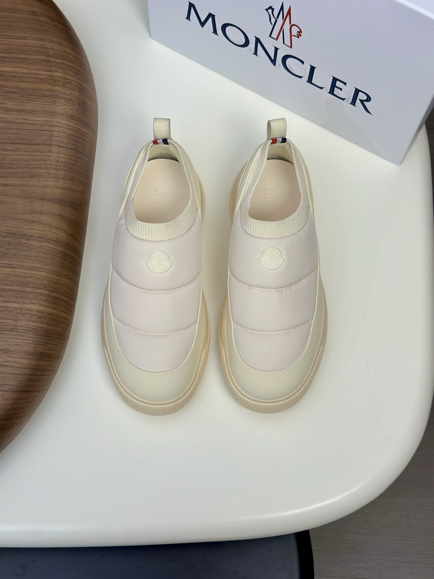 NO:541896,Moncler men's sports shoes, imported breathable mesh, neoprene, made of various materials, the upper is designed with shoelaces and rubber inserts, with the Moncler logo on the heel, and the outsole is made of TPU+rubber+high-elastic rubber foam. It has high elasticity and high wear resistance, improving comfort. Whether it is the upper or the color design, it is worth buying!  Size39-44 (38 45 customized),,Moncler,sneakers19860909Moncler蒙口 男鞋运动鞋,进口透气网面、氯丁橡胶 各种材质拼接打造,鞋面采用鞋带和橡胶嵌件设计,后跟Moncler标志,大底采用TPU+橡胶+高弹橡胶发泡组合成型,具有高弹性高耐磨性,提高舒适性,无论是鞋面还是颜色设计都值得入手！Size39-44（38 45定做）,,Moncler,sneakers,Men's shoes