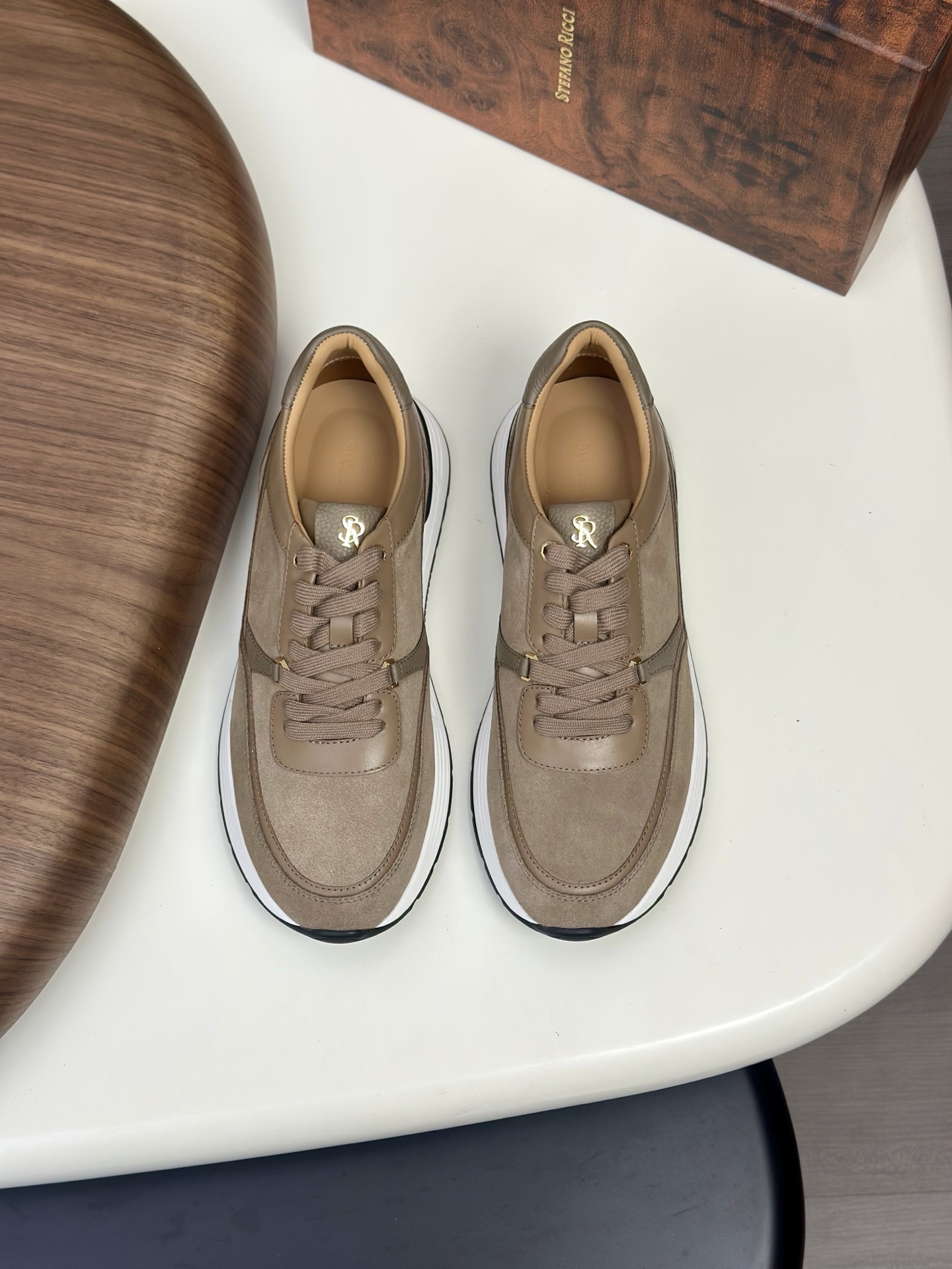 NO:555871,2025 new model!  Original quality! Stefano Ricci / Stefano Ricci men's sports shoes are made of imported original calfskin, the leather is soft and delicate, the workmanship details are in place, the soles are original design, and the comfort is excellent!  Size 39-44 (45 customized),,sneakers,cowhide198609092025新款！原版品质!Stefano Ricci / 史蒂芬劳.尼治男士运动鞋,采用进口原版小牛皮,皮质柔软细腻,做工细节到位,鞋底原版设计,舒适度极好！尺码39-44 码（45定做）,,sneakers,cowhide,Men's shoes