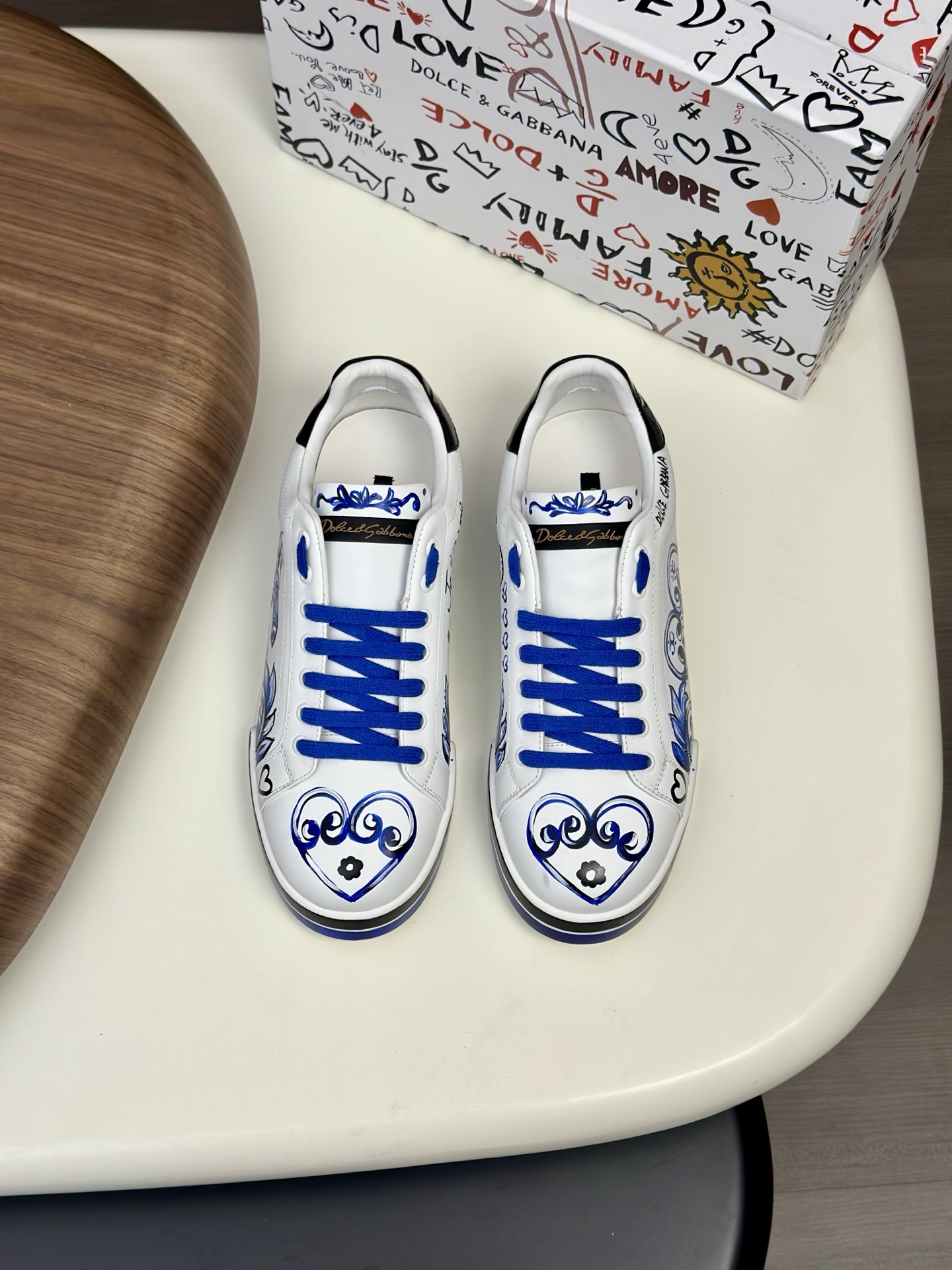 NO:555883,New product DG Dolce & Gabbana Portofino graffiti calfskin sneakers size; 39~44 (customized 38.45.46) Iconic Portofino series of sneakers, classic and timeless style, now presented with fashionable details. The calfskin engraved DG logo is a subtle finishing touch. Portofino calfskin sneakers,,Dolce&Gabbana,sneakers,cowhide19860909新品 DG杜嘉班纳 Portofino 涂鸦小牛皮运动鞋 size；39~44（定制38.45.46） 标志性 Portofino 系列运动鞋,风格经典隽永,现以风尚 细节焕新呈现.小牛皮镂花 DG 徽标精巧点睛. Portofino 小牛皮运动鞋,,Dolce&Gabbana,sneakers,cowhide,Men's shoes