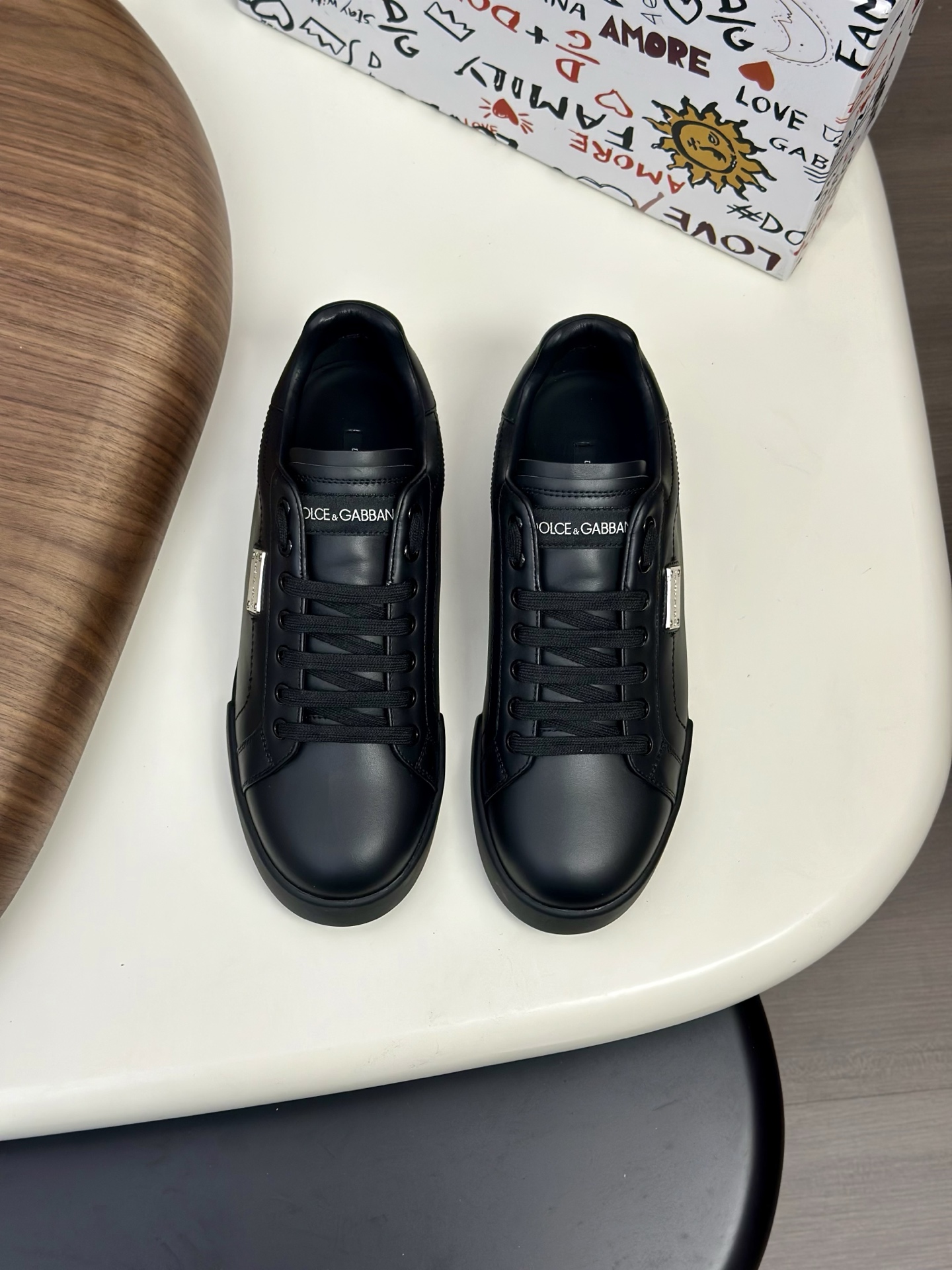 NO:555877,New product DG Dolce & Gabbana Portofino calfskin sneakers size; 39~44 (customized 38.45.46) Iconic Portofino series of sneakers, classic and timeless style, now presented with fashionable details. The calfskin engraved DG logo is a subtle finishing touch. Portofino calfskin sneakers,,Dolce&Gabbana,sneakers,cowhide19860909新品 DG杜嘉班纳 Portofino 小牛皮运动鞋 size；39~44（定制38.45.46） 标志性 Portofino 系列运动鞋,风格经典隽永,现以风尚 细节焕新呈现.小牛皮镂花 DG 徽标精巧点睛. Portofino 小牛皮运动鞋,,Dolce&Gabbana,sneakers,cowhide,Men's shoes