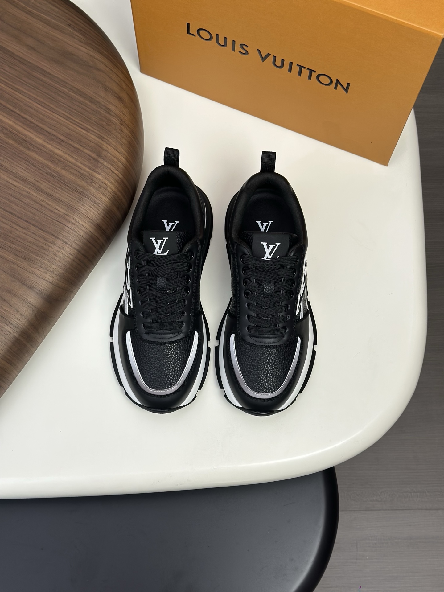 NO:555890,Lv top purchasing agent Louis Vuitton, sports sneaker counter synchronization, uppers imported from Italy, high-quality splicing colorful and complex handicrafts, imported mesh pads are soft and comfortable, original soles are specially provided by the original factory, TPU exclusive movable molded soles are super comfortable, original factory follow-up goods, high quality, you can enter and exit the counter at will, welcome to compare, code number 38-44 (custom-made 45), louis vuitton, louis vuitton19860909Lv 顶级代购 路易威登,运动板鞋专柜同步,鞋面意大利进口,高品质拼接缤纷色彩复杂工艺品,进口网布里垫柔软舒适,鞋底原厂特供原版底,TPU独家活动成型底超级舒适,原厂跟单货,高品质,可随意进出专柜,欢迎对比,码数 38-44（订做 45）,,louis vuitton,louis vuitton,Men's shoes