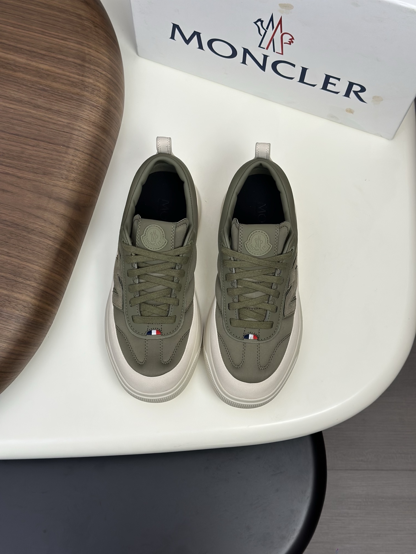 NO:556141,Moncler men's sports shoes, imported breathable mesh, neoprene, made of various materials, the upper is designed with shoelaces and rubber inserts, with the Moncler logo on the heel, and the outsole is made of TPU+rubber+high-elastic rubber foam. It has high elasticity and high wear resistance, improving comfort. Whether it is the upper or the color design, it is worth buying!  Size39-44 (38 45 customized),,Moncler,sneakers19860909Moncler蒙口 男鞋运动鞋,进口透气网面、氯丁橡胶 各种材质拼接打造,鞋面采用鞋带和橡胶嵌件设计,后跟Moncler标志,大底采用TPU+橡胶+高弹橡胶发泡组合成型,具有高弹性高耐磨性,提高舒适性,无论是鞋面还是颜色设计都值得入手！Size39-44（38 45定做）,,Moncler,sneakers,Men's shoes