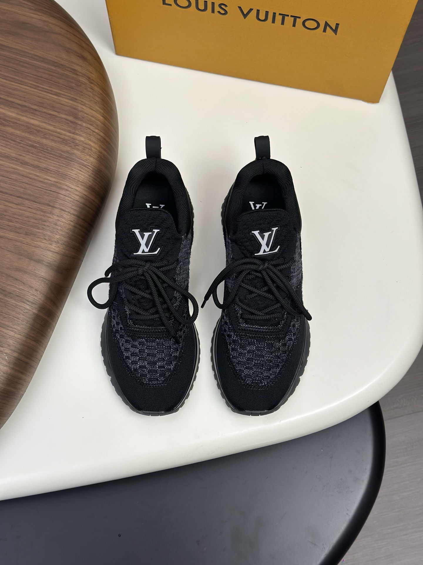 NO:556292,L This Beverly Hills sneaker is made of high-quality Monogram fly-woven fabric. The upper Logo is glued to highlight the fashion of the men's series. Imported IP foam outsole. The elegant upper and dynamic ultra-light rubber outsole collide with texture. The Louis Vuitton logo is embellished on the back and outsole. SIZE 39-44 (customized for 38 and 45), louis vuitton, sneakers19860909L 本款 Beverly Hills 运动鞋选取质感 Monogram飞织面料 鞋面Logo滴胶工艺,点题 男士系列风尚.进口IP发泡大底 雅致鞋面与动感超轻橡胶外底碰撞质感,路易威登标识点缀鞋后和外底. SIZE 39-44（38、45订做）,,louis vuitton,sneakers,Men's shoes