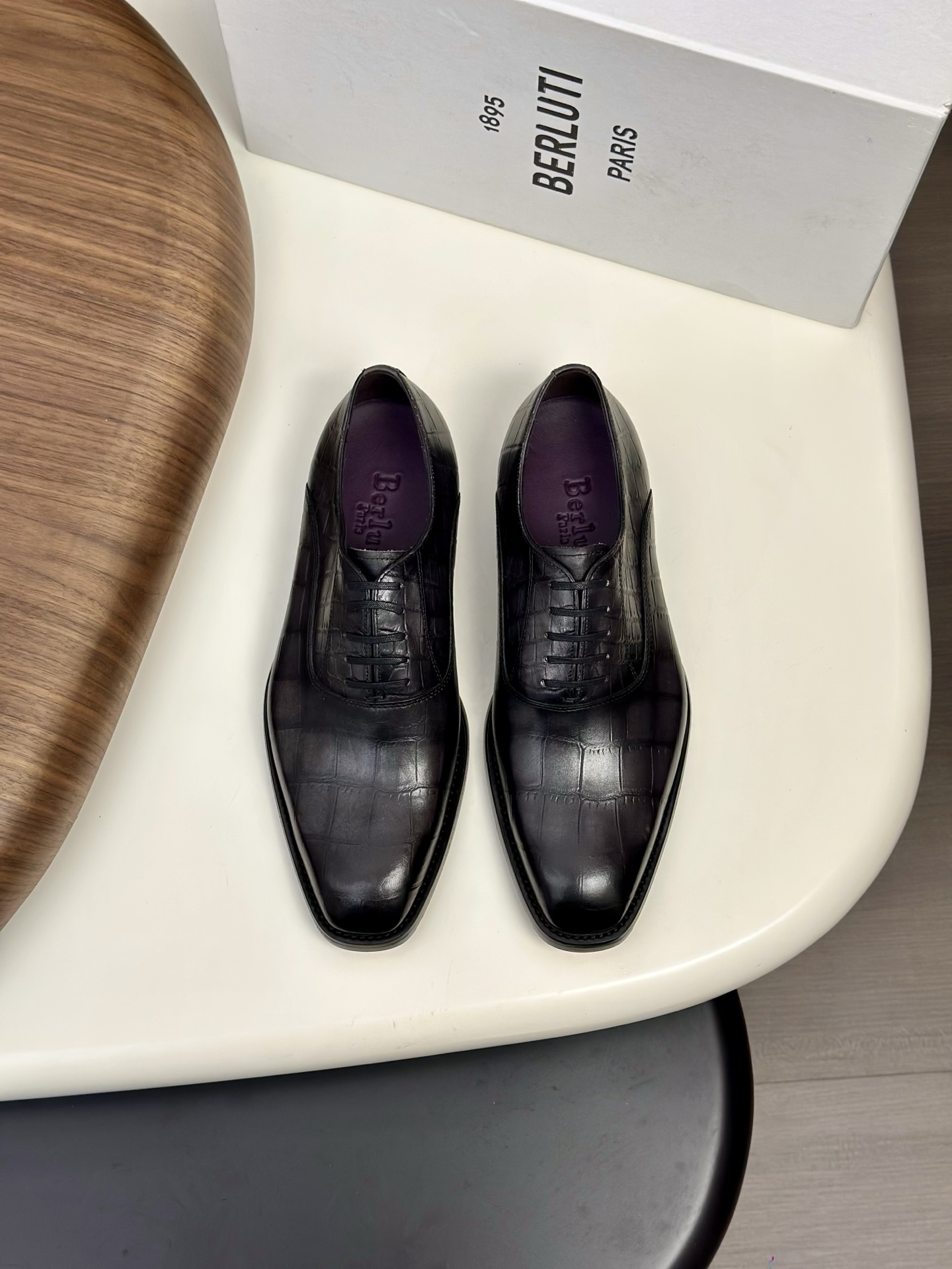 NO:574681,Berluti crocodile leather business leather shoes, a century-old classic style made from Mississippi alligators, carefully selected materials, trying their best to achieve symmetrical scale patterns on both feet, in line with high standards of men's aesthetic needs, size 39-44 (37.38.45.46 customized, non-returnable),,crocodile skin19860909Berluti鳄鱼皮商务皮鞋,百年经典款式采用密西西比州短吻鳄,精心选料,尽最大努力做到两脚鳞片图案对称,符合高标准的男士审美需求 ,size39-44（37.38.45.46定制不退换）,,crocodile skin,Men's shoes