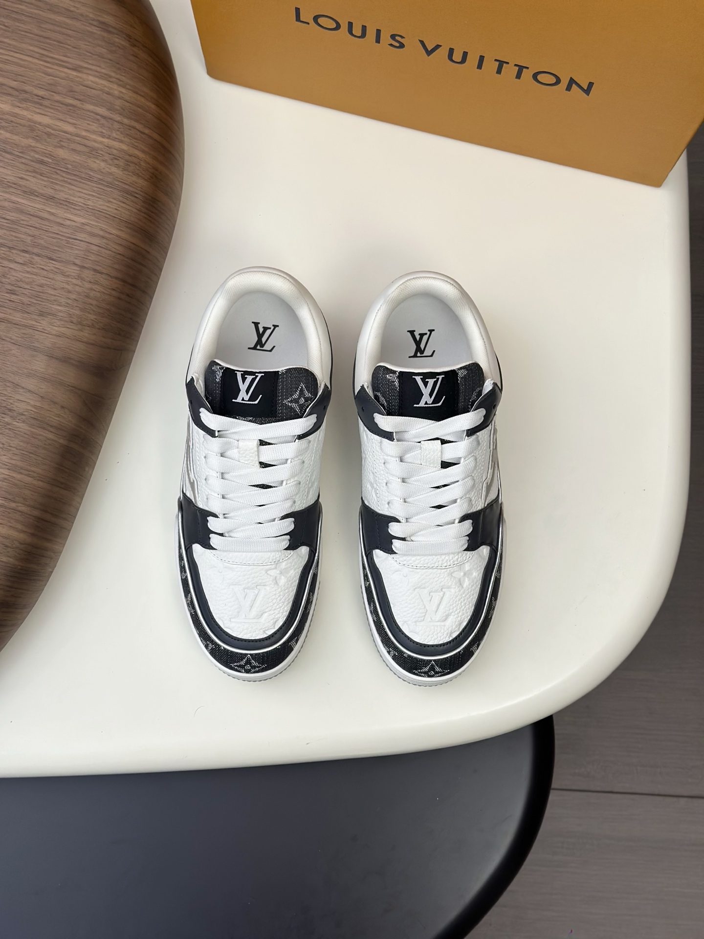 NO:588315,Lujia new color matching trainer sneakers, this LV Trainer sneaker is made of soft grained calfskin, showing pure colors, the #54 logo on the back traces the brand's birth in 1854, the designer's handwritten brand logo embellishes one side, virgil abloh personally designed it, a very commemorative sneaker, the new LV Louis Vuitton louis vuitton trainer sneaker low casual sports culture versatile basketball shoes  ,size39-44 (38.45 customized),,louis vuitton,louis vuitton,louis vuitton,louis vuitton,louis vuitton,sneakers,cowhide19860909驴家 新配色 trainer运动鞋,本款 LV Trainer 运动鞋取材柔软粒面小牛皮,呈现纯净色调,后部#54标识追溯品牌诞生于1854年,设计师手写体品牌标识点缀一侧,virgil abloh亲自操刀设计,非常具有纪念价值的一款运动鞋,全新lv路易威登louis vuitton trainer sneaker low休闲运动文化百搭篮球板鞋 ,size39-44（38.45定制）,,louis vuitton,louis vuitton,louis vuitton,louis vuitton,louis vuitton,sneakers,cowhide,Men's shoes