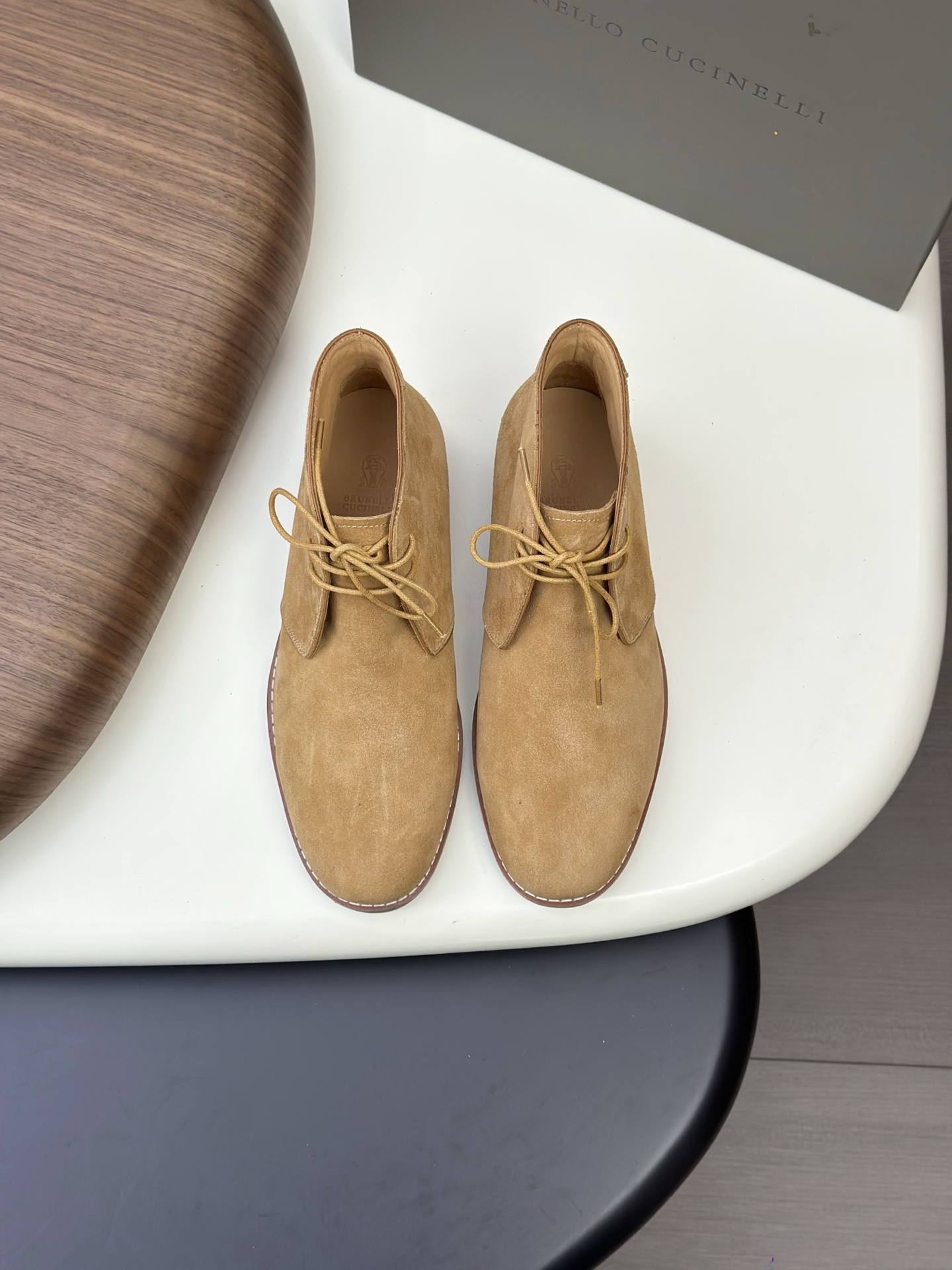 NO:588320,Brunello Cucinelli's new men's suede leather Chelsea ankle boots for fall and winter!  Raw materials produced in Dongguan are in great demand!  These BC short boots are made of soft suede cow leather. The sides of the shoe shaft are equipped with a combination of elastic fabrics, and the heel is equipped with a webbing shoe pull tab, making it easier to put on and take off. The delicate texture of the suede leather complements the exquisite corridor shape of the iconic shoe. The slightly rounded corridor shape of the toe is paired with a leather combination lightweight rubber sole and a full cowhide lining for the foot. It is comfortable and not stuffy, does not fade, and does not slip!  It is clean and does not open glue. The texture is overwhelming and you can see the luxury!  It adopts an upper and lower stacked outer box and comes with a shoe storage bag!  Code number 39-40-41-42-43-44 (45 customized),, brunello cucinelli, boots, cowhide19860909Brunello Cucinelli 秋冬新款男士绒面皮革切尔西踝靴！ 莞产原材料猛货！这款BC短靴精选柔软的绒面牛皮革打造,鞋筒两侧配以弹力织物组合,后跟配以织带鞋提拉袢,让穿脱更加便利.绒面革的细腻质感与标志性鞋款的精致廊形相得益彰.鞋头轻微圆浑的廊形,搭配真皮组合轻质橡胶鞋底,全牛皮内里垫脚,上脚舒服不闷脚,不掉色,不打滑！干净不开胶.质感爆棚,看得见的奢华 ！采用上下叠盖式外盒,配鞋履收纳袋！ 码数39-40-41-42-43-44（45订做）,,brunello cucinelli,boots,cowhide,Men's shoes