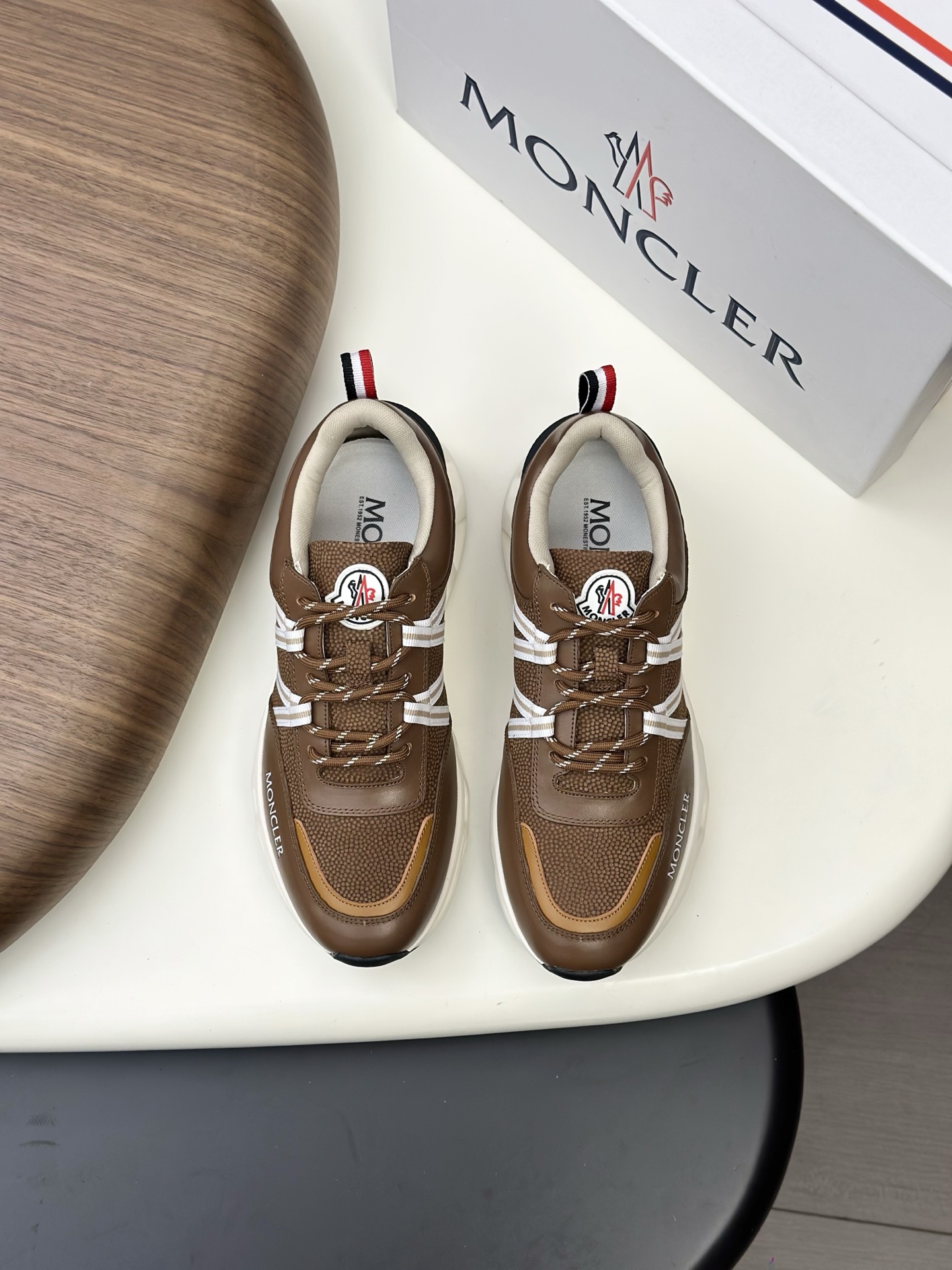 NO:588324,Moncler men's sports shoes with nubuck leather fabric, imported breathable mesh, neoprene, made of various materials, the upper is designed with laces and rubber inserts, and the Moncler logo on the heel. The outsole is made of TPU + rubber + high-elastic rubber foam combination, which has high elasticity and high wear resistance, improving comfort. Whether it is the upper or the color design, it is worth buying!  Size39-44 (38 45 customized),,Moncler,sneakers19860909磨砂皮配布 Moncler蒙口 男鞋运动鞋,进口透气网面、氯丁橡胶 各种材质拼接打造,鞋面采用鞋带和橡胶嵌件设计,后跟Moncler标志,大底采用TPU+橡胶+高弹橡胶发泡组合成型,具有高弹性高耐磨性,提高舒适性,无论是鞋面还是颜色设计都值得入手！Size39-44（38 45定做）,,Moncler,sneakers,Men's shoes