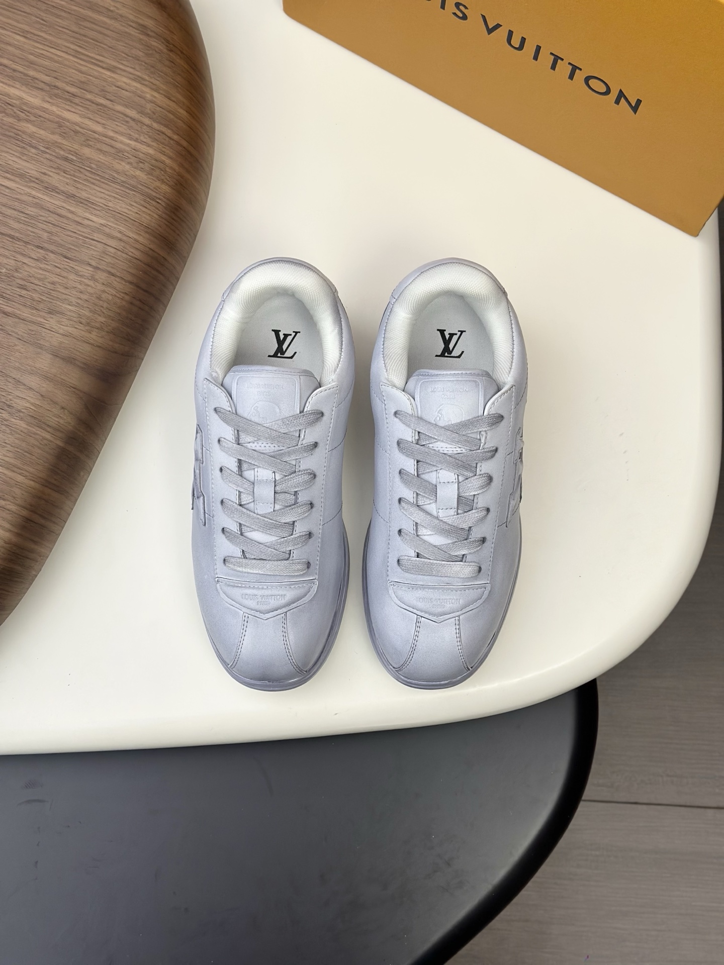 NO:588285,Full set of packaged top version, washed LV-Louis Vuitton-classic catwalk new style, original 11 developed and re-engraved!  !  The upper foot is very comfortable. Luxurious materials, washed technology, fine workmanship, the midsole is printed with English letters 'Made in Europe'. The upper is made of imported Italian calfskin, with the brand LOGO and signature on the side. The latest latex foot mesh lining makes the foot feel super comfortable. The original two-color TPU combination outsole is specially provided by the factory. The package technology is Goodyear stitched and overlocked. Fabric: Exclusive custom-made first-layer cowhide. Accessories: Exclusive private model Vuitton logo,  Inner lining: Customized silky mesh lining - first-layer silk cowhide lining Outsole: TPU combination outsole, wear-resistant, non-slip and anti-yellowing Foot pads: New latex pads - mesh sweat-absorbent Counter technology: Fully computerized sewing machine to pull the thread Toe cap Back cover Hot and cold shaping Full set of pull-top lasts with medium and low logo pattern Counter packaging - Shoelaces Certificate Card Instructions Certificate Dust bag The most complete packaging in the entire network  Men's 39-44 (38/45 custom-made, non-returnable!,, louis vuitton, louis vuitton, cowhide19860909全套包装顶级版本 水洗LV-路易威登-经典走秀新款 原版11开发复刻！！上脚非常舒适 奢侈用料,水洗工艺、做工精细,中底印有欧洲制造英文字母 鞋面由意大利进口小牛皮拼接,侧边饰有品牌LOGO标志及签名,最新乳胶垫脚网布内里,脚感超舒适.原厂特供原版双色TPU组合大底.套包工艺 固特异缝合锁边 面料:独家定制头层牛皮 配件:独家私模Vuitton 标识, 内里:定制丝滑网里-头层丝绸牛皮内里 大底:TPU组合大底耐磨防滑防黄 垫脚:新款乳胶垫-网纱吸汗 专柜工艺:全电脑针车拉线 鞋头 后套 冷热定型 全套拉帮套楦中低logo花纹 专柜包装 -鞋带 证书 卡片 说明书 合格证 防尘袋 全网最齐包装 男款39-44（38/45订做不退换！,,louis vuitton,louis vuitton,cowhide,Men's shoes