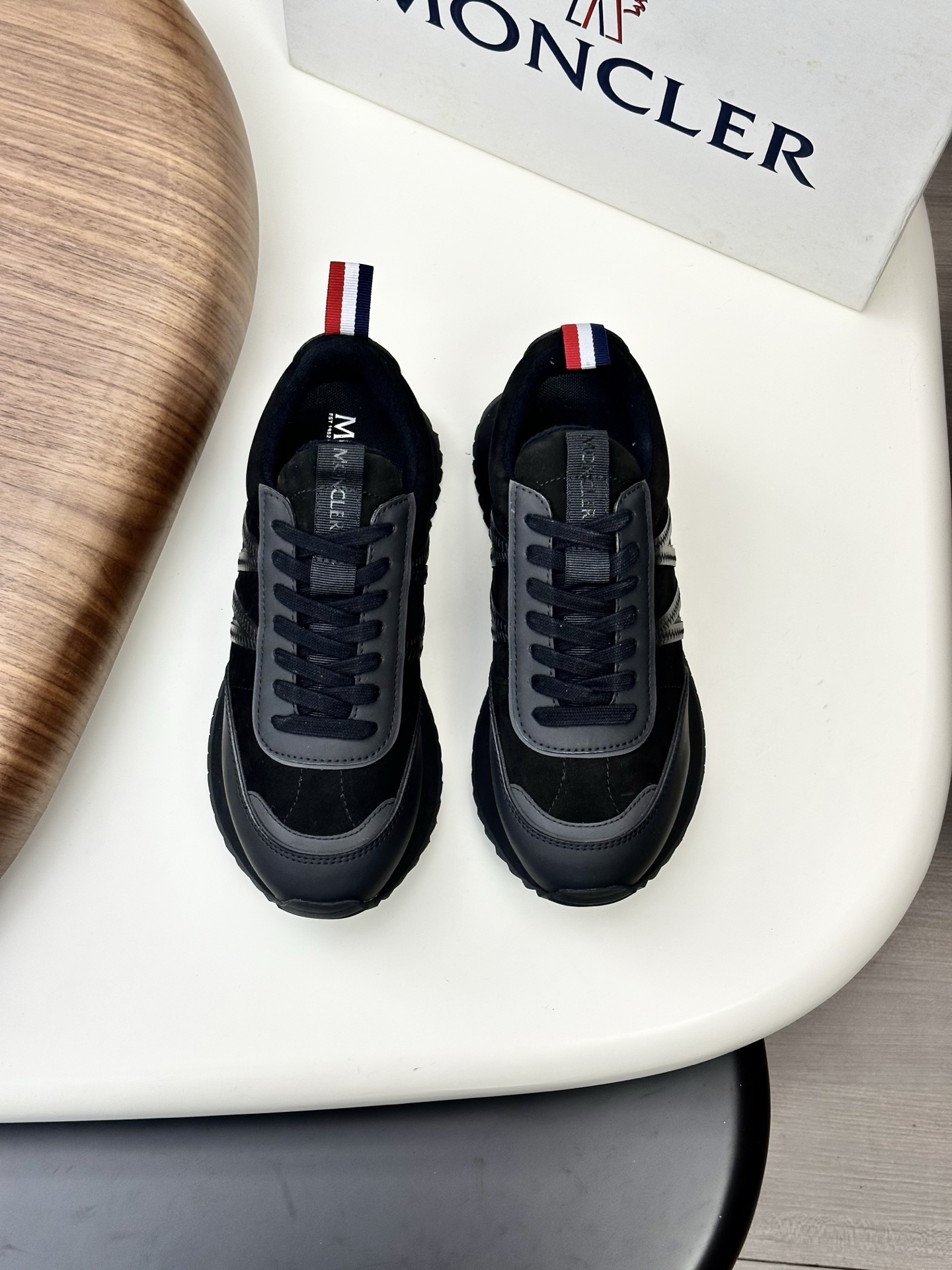 NO:588299,Moncler men's sports shoes with nubuck leather fabric, imported breathable mesh, neoprene, made of various materials, the upper is designed with laces and rubber inserts, and the Moncler logo on the heel. The outsole is made of TPU + rubber + high-elastic rubber foam combination, which has high elasticity and high wear resistance, improving comfort. Whether it is the upper or the color design, it is worth buying!  Size39-44 (38 45 customized),,Moncler,sneakers19860909磨砂皮配布 Moncler蒙口 男鞋运动鞋,进口透气网面、氯丁橡胶 各种材质拼接打造,鞋面采用鞋带和橡胶嵌件设计,后跟Moncler标志,大底采用TPU+橡胶+高弹橡胶发泡组合成型,具有高弹性高耐磨性,提高舒适性,无论是鞋面还是颜色设计都值得入手！Size39-44（38 45定做）,,Moncler,sneakers,Men's shoes
