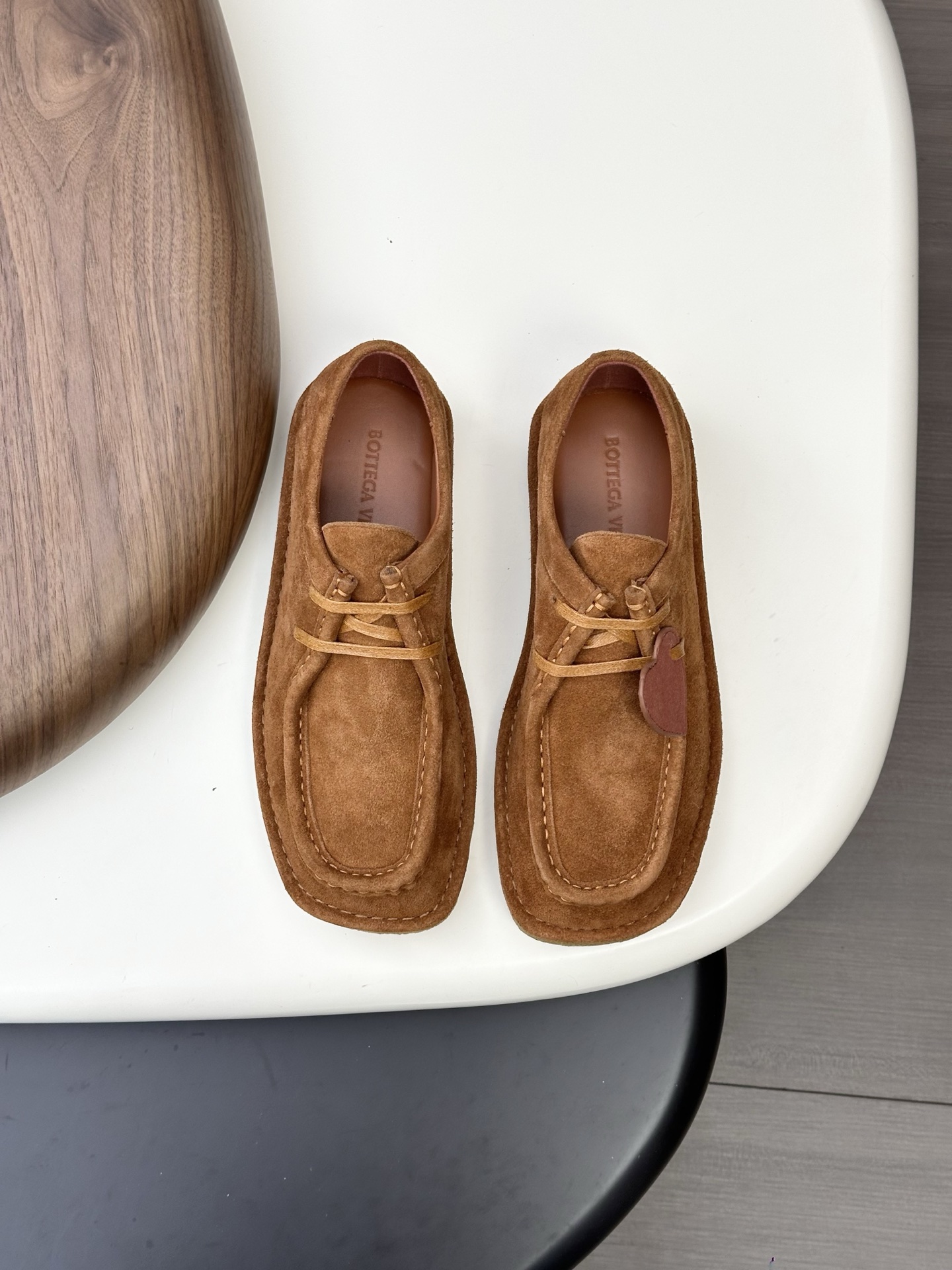 NO:589837,Bottega Veneta's 2025 autumn and winter counter synchronization model Bottega Veneta square-toe short boots with high mercerized cowhide and solid-colored cowhide lining!  Original molded outsole!  A one-to-one replica of the original!  Fine workmanship!  quality assurance!  Female 35-39 40 order!  Male 39--44 (3845 non-refundable customization),,bottega veneta,bottega veneta,boots19860909葆蝶家2025秋冬专柜同步款 Bottega Veneta方头短靴面高丝光牛绒 ,固色牛里！原板开模大底！原板一比一复刻！做工精细！质量保证！ 女35-39 40订！男39--44（3845定制不退）,,bottega veneta,bottega veneta,boots,Men's shoes