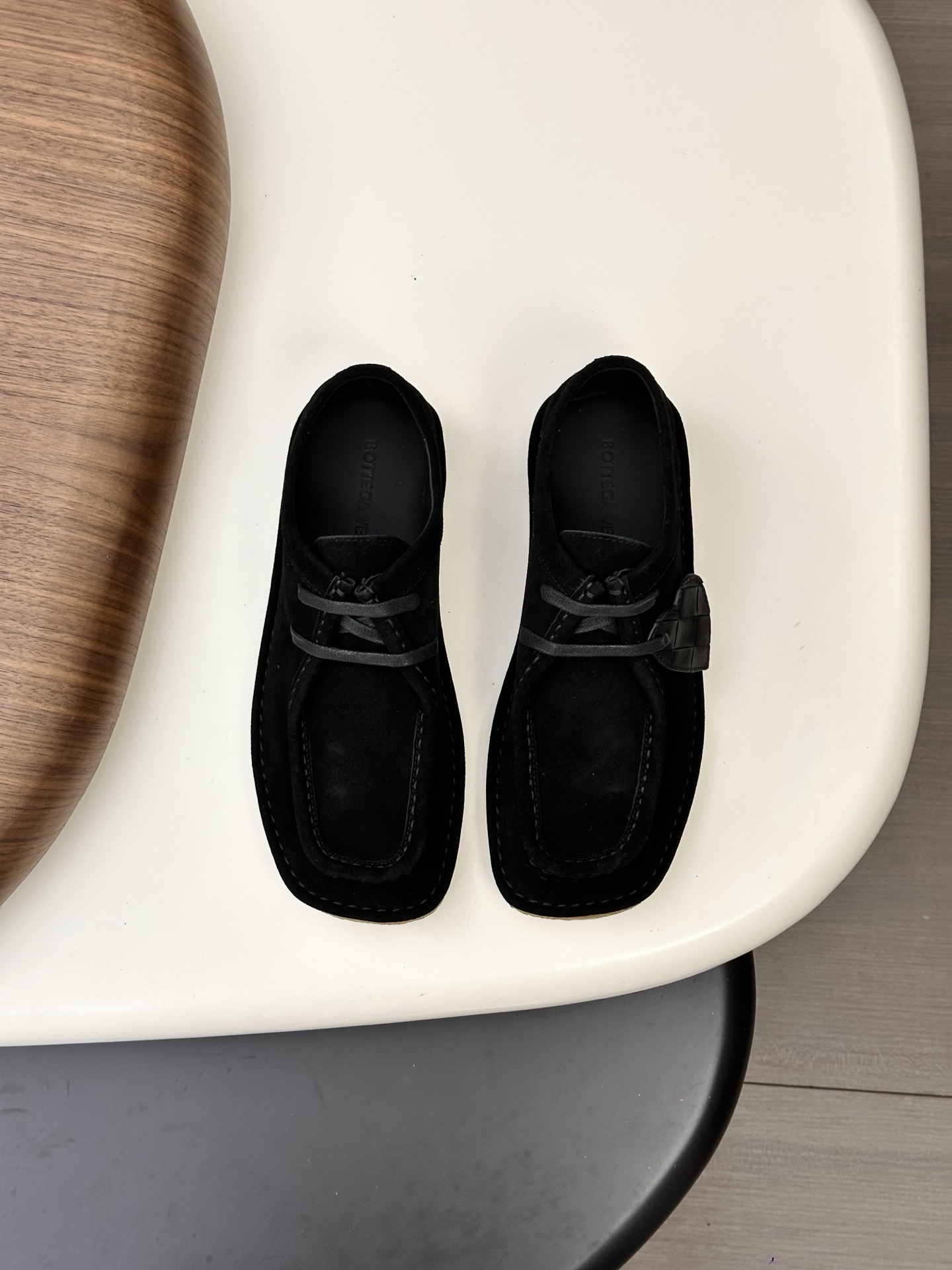 NO:589851,Bottega Veneta's 2025 autumn and winter counter synchronization model Bottega Veneta square-toe short boots with high mercerized cowhide and solid-colored cowhide lining!  Original molded outsole!  A one-to-one replica of the original!  Fine workmanship!  quality assurance!  Female 35-39 40 order!  Male 39--44 (3845 non-refundable customization),,bottega veneta,bottega veneta,boots19860909葆蝶家2025秋冬专柜同步款 Bottega Veneta方头短靴面高丝光牛绒 ,固色牛里！原板开模大底！原板一比一复刻！做工精细！质量保证！ 女35-39 40订！男39--44（3845定制不退）,,bottega veneta,bottega veneta,boots,Men's shoes