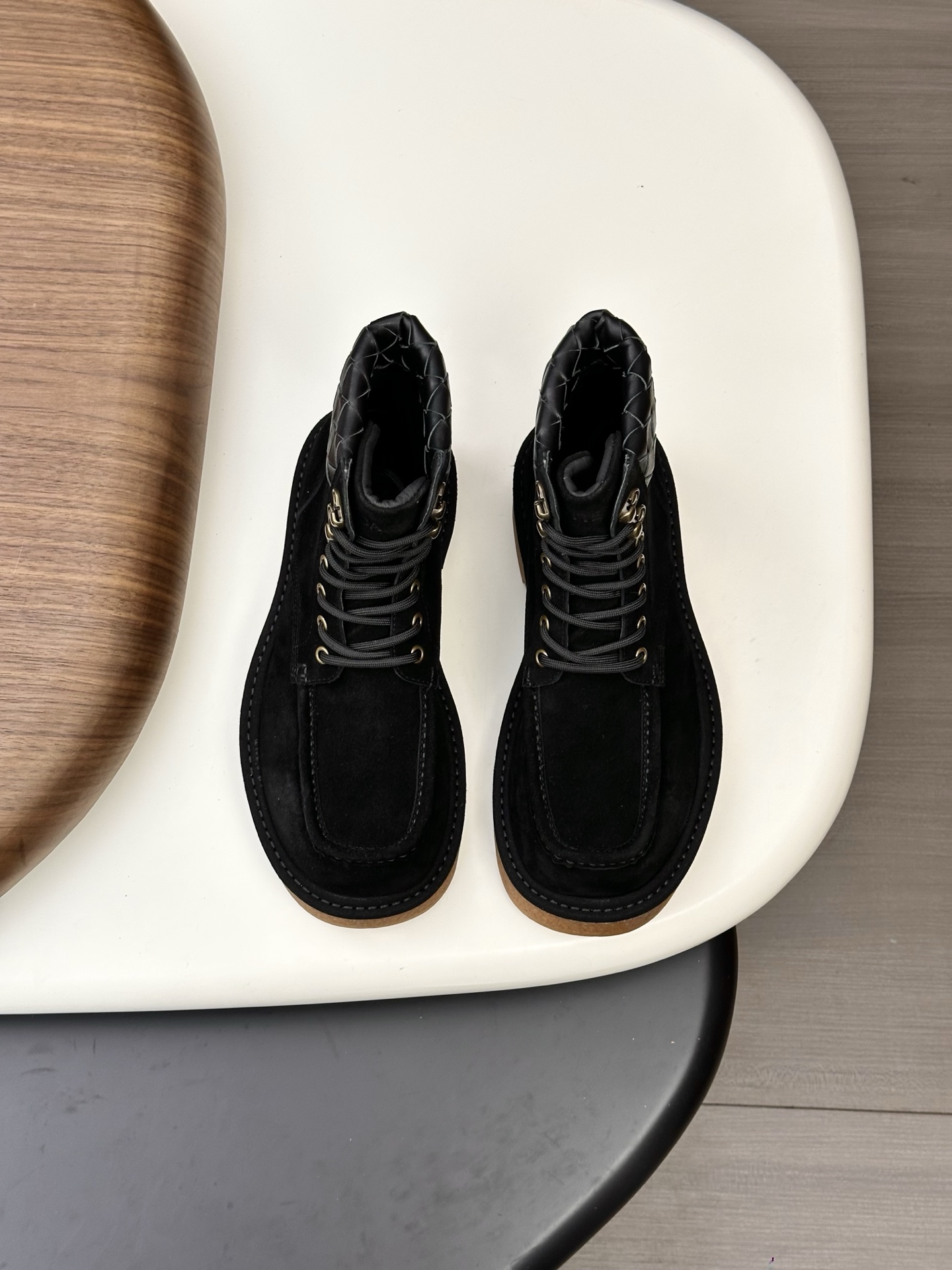 NO:589857,Bottega Veneta's 2025 autumn and winter counter synchronization model Bottega Veneta square-toe short boots with high mercerized cowhide and solid-colored cowhide lining!  Original molded outsole!  A one-to-one replica of the original!  Fine workmanship!  quality assurance!  Female 35-39 40 order!  Male 39--44 (3845 customization is non-refundable),,bottega veneta,bottega veneta,boots19860909葆蝶家2025秋冬专柜同步款 Bottega Veneta方头短靴面高丝光牛绒 ,固色牛里！原板开模大底！原板一比一复刻！做工精细！质量保证！ 女35-39 40订！男39--44（3845定制不退换）,,bottega veneta,bottega veneta,boots,Men's shoes