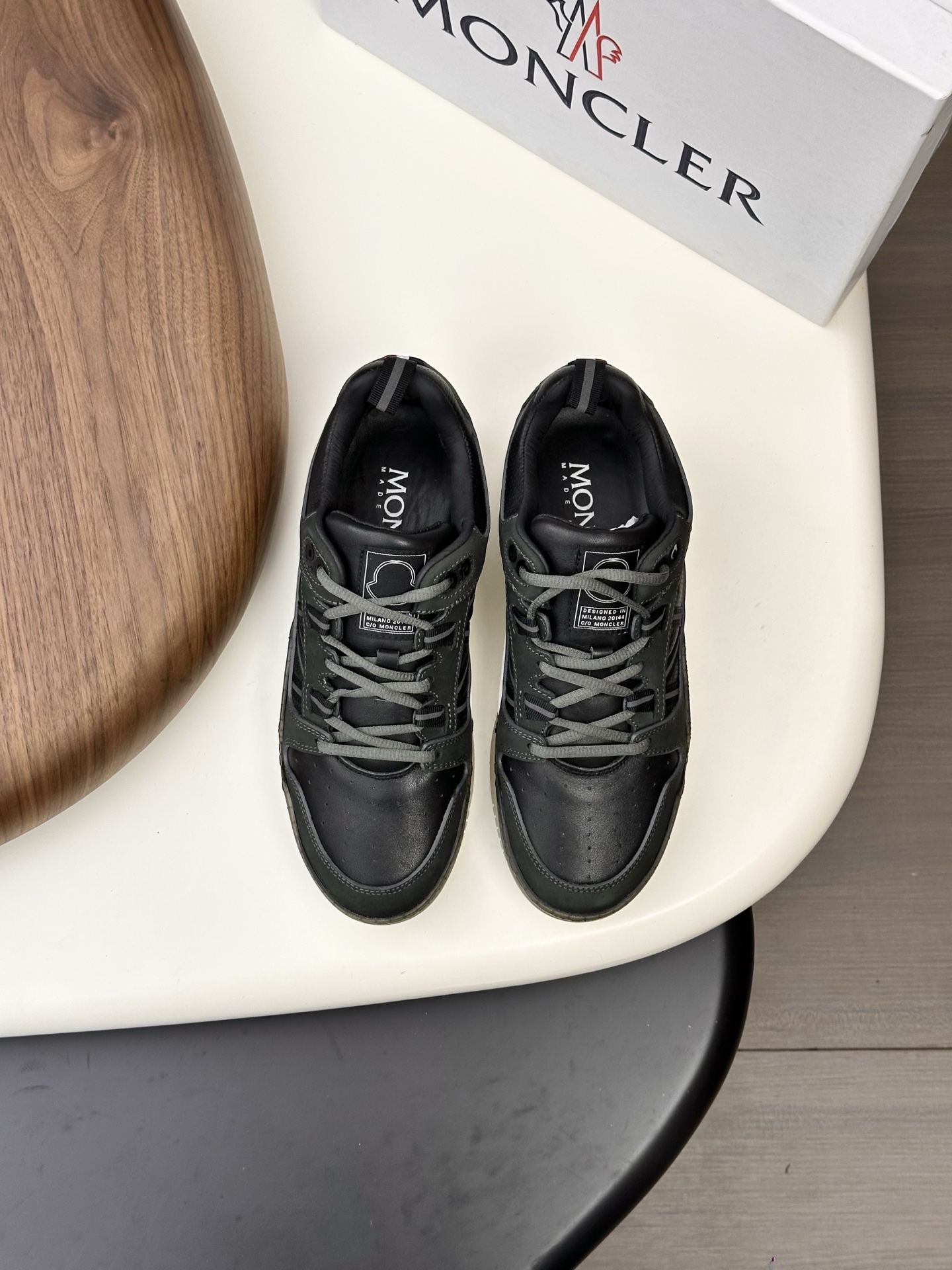 NO:589864,monc - Mengkou is a high-end brand of original men's shoes, new models are on the market, top luxury brands, the latest fashionable casual men's shoes, trendy and versatile, easy and sporty style, the upper adopts the original imported calfskin punching and splicing design style. The original sweat-absorbent cowhide lining, plus ultra-fine workmanship. The original personalized stylish rubber wear-resistant outsole, light and comfortable on the foot. Size 39-44. (38 45 can be customized), Moncler, cowhide19860909monc—蒙口 顶级原版男鞋高端品牌,新款上市,顶级奢侈品牌,最新時尚休闲男鞋,潮流百搭之款,轻松运动风,鞋面采用原版进口小牛皮冲孔拼接设计风格.原版吸汗牛皮内里,加超精细做工.原版个性时尚橡膠耐磨大底,上脚轻巧舒适.码数39-44 .（38 45可定做）,,Moncler,cowhide,Men's shoes