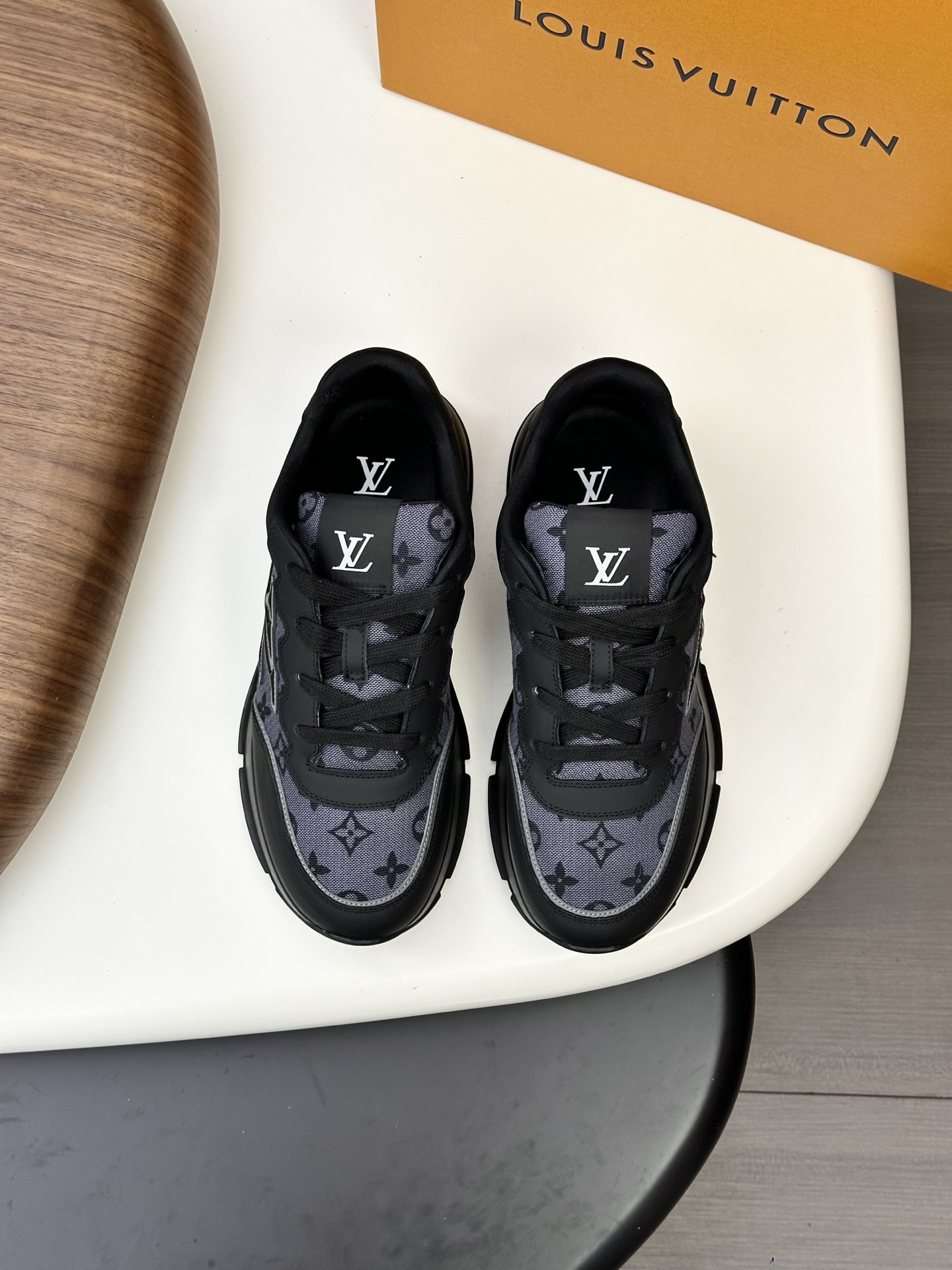 NO:589877,The latest sneakers in the Louis Vuitton # series have been upgraded again in quality and have superb details. They simply don’t look too good!  This model was sold out immediately within 10 minutes of the official website going on sale. TPU outsole, mold fee 20,000+, texture comparable to the original version, polymeter micro-material for the feet and breathable British mesh fabric, details are the same as the original version, please pay attention to distinguish the common materials on the market. Size38-46 (customized at 38.46), Louis Vuitton, sneakers19860909路易威登#系列最新运动鞋 品质再次升级、细节超赞 简直不要太好看！官网开售十分钟立刻抢光光的款. TPU大底、模具费2w+ 质感媲美原版 垫脚聚米微料加透气英伦网布 细节原版一致 请注意区分市面通货材料. Size38-46（38.46订做）,,louis vuitton,sneakers,Men's shoes