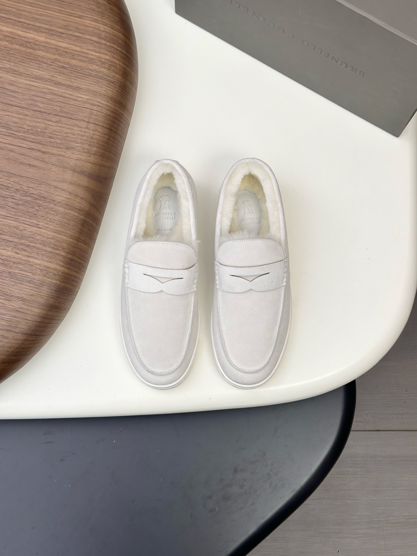 NO:620381,Brunello Cucinelli suede sports shoes, moral training shoes, new men's casual shoes, new styles at the counter!  The perfect interpretation of Italian ingenuity. Selected high-quality suede cowhide, soft and delicate to the touch, highlighting luxurious texture. Classic lace design, simple yet stylish. Dark blue, tan, dark brown, off-white, various colors to suit various styles. Whether you are strolling on the street or traveling for business, it can add a sense of calmness and elegance to you. Integrating comfort and fashion, this is not only a pair of shoes, but also a symbol of quality life  .Full calfskin lining, genuine leather feet, comfortable and breathable, classic colors, versatile and stylish!  Size 39-40-41-42-43-44 leather shoe size can be customized 45 cannot be returned or exchanged Item No. 9674 Dexun shoes, brunello cucinelli, sneakers, cowhide19860909Brunello Cucinelli绒面皮运动鞋,德训鞋,男士新款休闲鞋,专柜同步新款！ 意式匠心的完美诠释.精选优质反绒牛皮,触感柔软细腻,彰显奢华质感.经典的系带设计,简约而不失格调.深蓝、棕黄、深棕、米白,多样配色适配各种穿搭风格.无论是漫步街头,还是商务出行,它都能为你增添一份从容与优雅.将舒适与时尚融为一体,这不仅是一双鞋,更是品质生活的象征 .全小牛皮内里,真皮垫脚,上脚舒适透气,经典色调百搭有型！ 尺码39-40-41-42-43-44皮鞋尺码 可定制45不能退换 货号9674德训鞋,,brunello cucinelli,sneakers,cowhide,Men's shoes