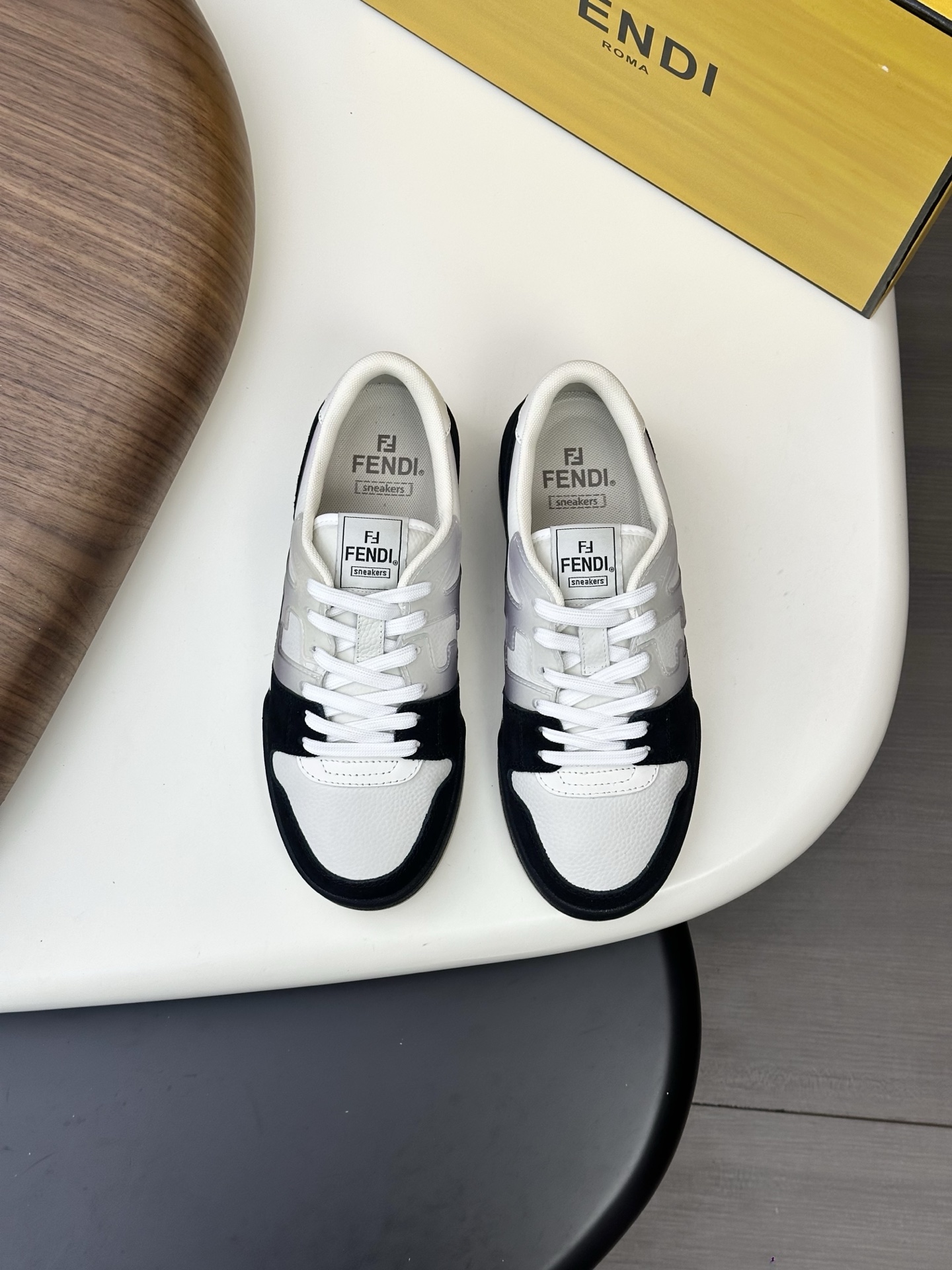 NO:620388,FD new product, couple style, retro contrast color sneakers on sneakers, Fend* Match compact design sneakers, tongue with retro label. Decorated with three-dimensional FF pattern stitching on the side, Fendi word embossed on the sole. A variety of imported cowhide stitching contrasting suede material. Decorated with the same color terry collar and shoelaces. Independent one-piece sports latex pad, Labang last technology, outsole genuine thread, more durable.  The sole is a two-color rubber-covered sole with shock-absorbing material. The original open-molded TPU two-color outsole has a more advanced texture with shading grooves and reflective mirrors. Standard leather shoe sizes are 35~46# (customized for women/40 men/45.46). Batch.,,fendi,sneakers,cowhide,chamois leather19860909FD新品 情侣款 复古撞色运动鞋板鞋上 Fend* Match紧凑设计运动鞋,鞋舌带复古标签.侧面饰有立体感FF图案缝线,鞋底Fendi字样压纹.多种进口牛皮拼接撞色麂皮材质.饰有同色系毛圈鞋口和鞋带.独立一体运动乳胶垫 拉邦套楦工艺 大底车真线 更耐穿 鞋底带减震材质的双色橡胶包覆鞋底.原版开模TPU双色大底 底纹沟槽带反光镜面质感更高级.标准皮鞋码数35～46#（女/40 男/45.46码定做） 批.,,fendi,sneakers,cowhide,chamois leather,Men's shoes