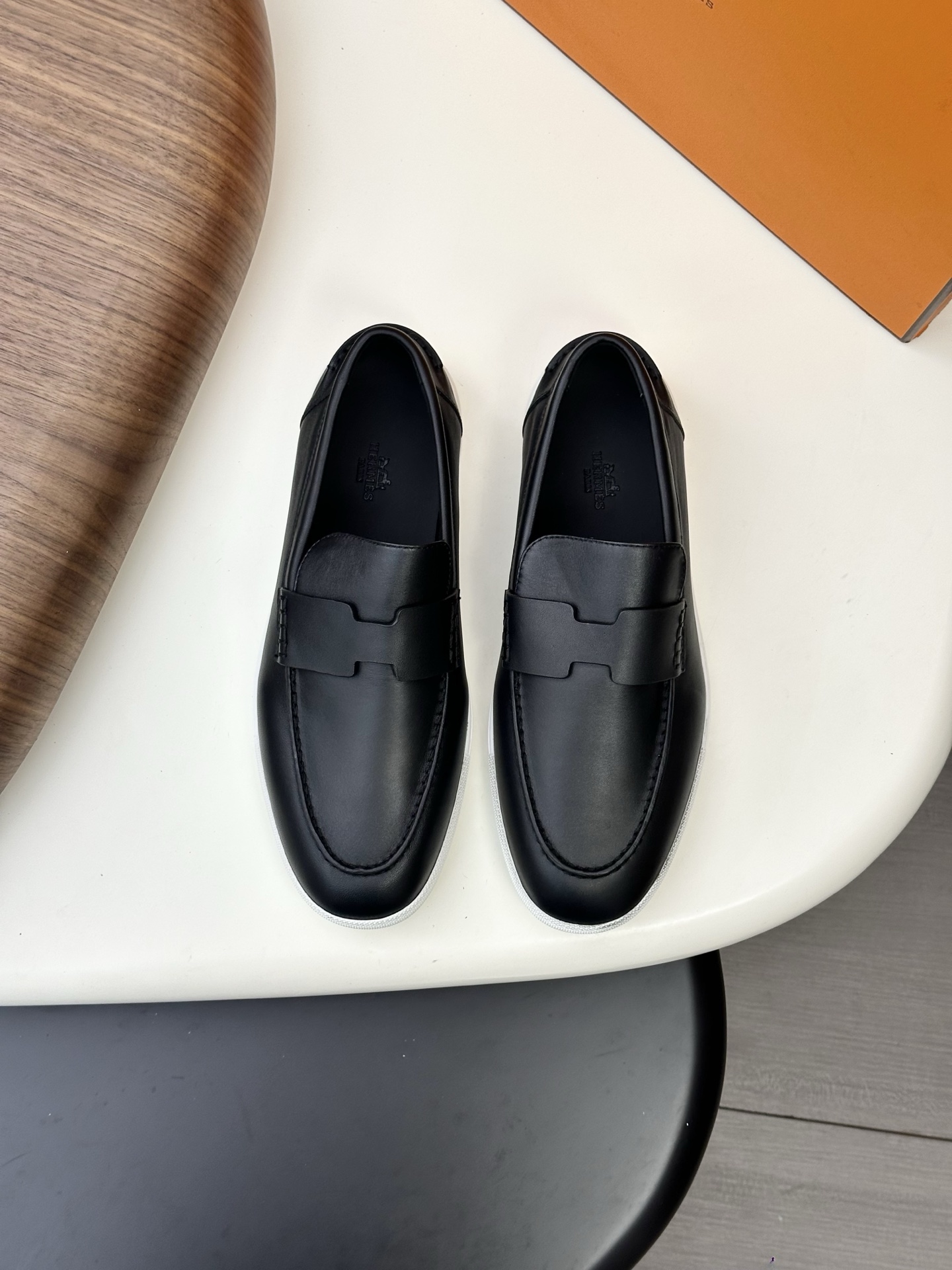 NO:620369,H Home Freesstyle Men's Loafers Calfskin and Epsom Heritage calfskin high-top sneakers, the soles are decorated with saddle buckle patterns, creating a modern urban style. Imported cowhide + cowhide lining + customized TPU outsole Size: 38-44 (customized for 45),, loafers, sneakers, cowhide19860909H家 Freesstyle男款乐福鞋 小牛皮和Epsom Heritage小牛皮高帮运动鞋,鞋底饰有马鞍钉扣图案,打造现代都会风格. 进口牛皮+牛皮内里+定制TPU大底 Size:38-44(45定做）,,loafers,sneakers,cowhide,Men's shoes