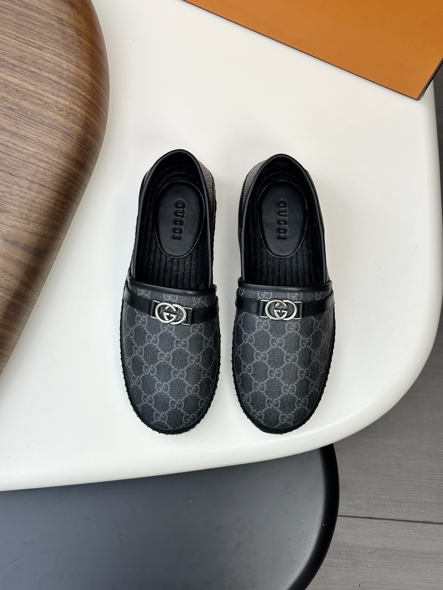 NO:620375,G's Italian fisherman's shoes - top quality One from Italy's top luxury brand!  The Gucci brand has always been loved by many people for its high-end and simple style. It is super comfortable on the feet. It has original imported suede, customized imported calf leather inside, and high-elastic tendon sole. SIZE: Male 39-44 (customized at 38.45),,gucci,gucci,espadrilles,cowhide,chamois leather19860909G家意大利渔夫鞋-顶级 一款来自意大利顶级奢侈品牌！Gucci 品牌一直以来以高级简约的风格得到很多人喜爱,上脚超级舒服 原版进口麂皮,内里定制进口胎牛皮,高弹牛筋底. SIZE: 男39-44(38.45定制）,,gucci,gucci,espadrilles,cowhide,chamois leather,Men's shoes