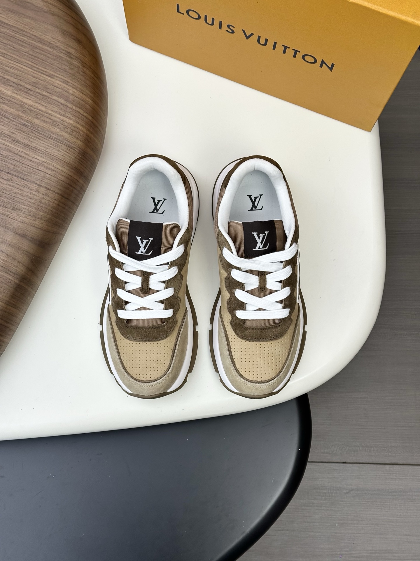 NO:620403,The latest sneakers in the Louis Vuitton # series have been upgraded again in quality and have superb details. They simply don’t look too good!  This model was sold out immediately within 10 minutes of the official website going on sale. TPU outsole, mold fee 20,000+, texture comparable to the original version, polymeter micro-material for the feet and breathable British mesh fabric, details are the same as the original version, please pay attention to distinguish the common materials on the market. Size38-46 (customized at 38.46), Louis Vuitton, sneakers19860909路易威登#系列最新运动鞋 品质再次升级、细节超赞 简直不要太好看！官网开售十分钟立刻抢光光的款. TPU大底、模具费2w+ 质感媲美原版 垫脚聚米微料加透气英伦网布 细节原版一致 请注意区分市面通货材料. Size38-46（38.46订做）,,louis vuitton,sneakers,Men's shoes