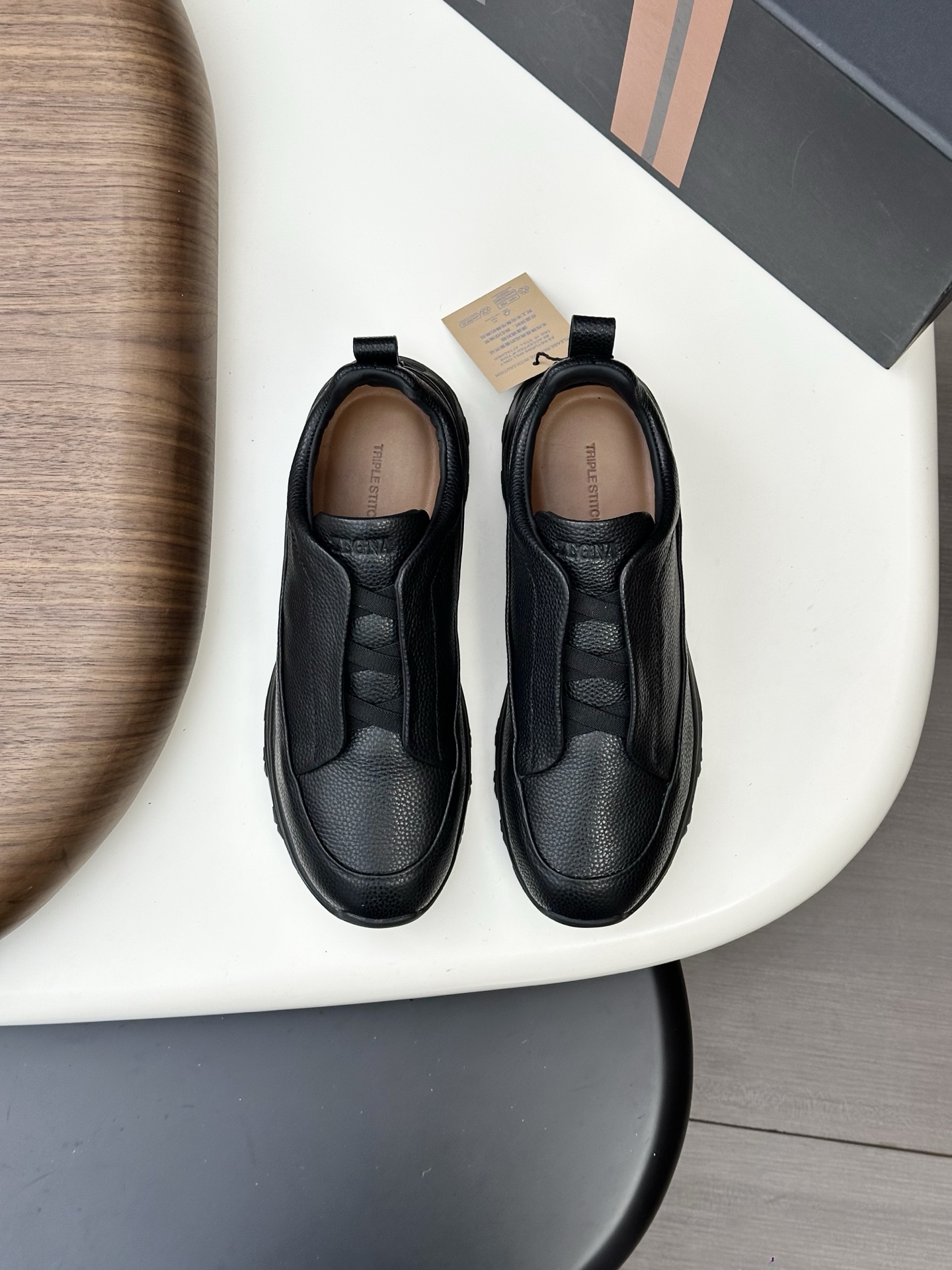 NO:620410,Ermenegildo Zegna TRIPLE STITCH MONTE Luxury Casual Shoes These Triple Stitch Monte luxury casual shoes are versatile and suitable for all seasons. Zegna's signature triple cross elasticated details ensure easy on and off, while recalling the traditional hand-sewing process of the brand's tailored jackets, paying tribute to Zegna's exquisite craftsmanship heritage. Fit and product details: Smooth calfskin fabric and suede cowhide, hand-stitched triple cross elastic straps. Calfskin lining insole, car midsole lasting method. Black Vibram upgraded traction sole with Ermenegildo Zegna Route 232 branding on the heel. Sanitized removable footbed. Elegant yet casual, this shoe is aimed at hiking and is a great companion for travel at any time of the year. The shoe features a versatile low-top silhouette, embellished with triple-cross details inspired by the hand-stitching of Ermenegildo Zegna jackets, and is equipped with an innovative Vibram upgraded traction sole that provides lightness, stretch, and greater traction for outdoor activities. Product code LHBLL-S7009Z-NEE Made in Italy. Black leather/navy suede/brown suede/khaki suede/light taupe suede/gray suede/black suede, seven colors available. Sizes 39/40/41/42/43/44/(45 customized) standard leather shoe size. Counter packaging, shoe storage bag included! ,,zegna,jackets & coats,cowhide19860909Ermenegildo Zegna 杰尼亚 TRIPLE STITCH MONTE 奢华休闲鞋 这款 Triple Stitch Monte 奢华休闲鞋百搭实穿,四季皆宜.杰尼亚标志性三重交叉松紧细节确保穿脱灵便,同时令人联想到品牌精裁夹克的传统手工缝制工艺,致敬杰尼亚的精湛工艺传承. 版型和产品细节:光滑小牛皮面料撞绒面牛皮,手工缝线三重交叉松紧带.小牛皮内裡鞋垫,车中底套楦做法.黑色 Vibram 升级版抓地鞋底 ,鞋跟部饰有杰尼亚 232 号公路品牌标识 .Sanitized 可拆卸鞋床 . 此款鞋履风格优雅而休闲,以徒步旅行为目标,是全年之内任何时节外出旅行时的良伴.鞋履采用百搭的低帮款式,点缀灵感源自杰尼亚夹克手工缝线的三交叉细节,同时配备能够在户外活动时提供轻便,弹力,及更大摩擦力的创新 Vibram 升级版抓地鞋底. 产品代码 LHBLL-S7009Z-NEE 意大利制造. 黑色皮面/海军蓝绒面革/棕色绒面革/卡其色绒面革/浅灰褐色绒面革 /灰色绒面革/黑色绒面革 七色入 尺码39/40/41/42/43/44/（45订做）标准皮鞋尺码 专柜包装,随附鞋履收纳袋！,,zegna,jackets & coats,cowhide,Men's shoes