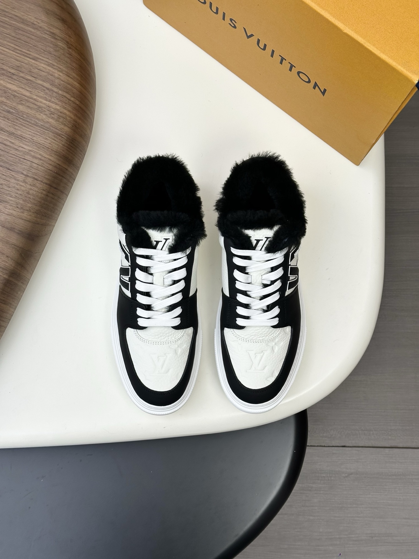 NO:620423,[Louis Vuitton] Louis Vuitton - high-end quality original casual sports shoes - upper pebbled calfskin, nappa calfskin, tongue, shoe body, sewn brand plastic logo, heel screen-printed brand LOGO - Inner foot pads are made of imported warm genuine wool - Outsole is ultra-light TPU foam; molded outsole - Ultra-high quality control, fine workmanship highlights (high-end, luxury, grade) -Size  39-44 (38,45, can be customized),,louis vuitton,louis vuitton,sneakers,cowhide19860909【Louis Vuitton】路易威登 -高端品质 原单·休闲运动鞋 -鞋面荔纹小牛皮、纳帕小牛皮、鞋舌.鞋身.车缝品牌塑胶logo标识、后跟丝印品牌LOGO -内里垫脚内里采用进口保暖真羊毛 -大底超轻TPU发泡；成型大底 -超高品控·做工精细凸显(高端·贵气·档次) -Size 39-44（38,45,可订做),,louis vuitton,louis vuitton,sneakers,cowhide,Men's shoes