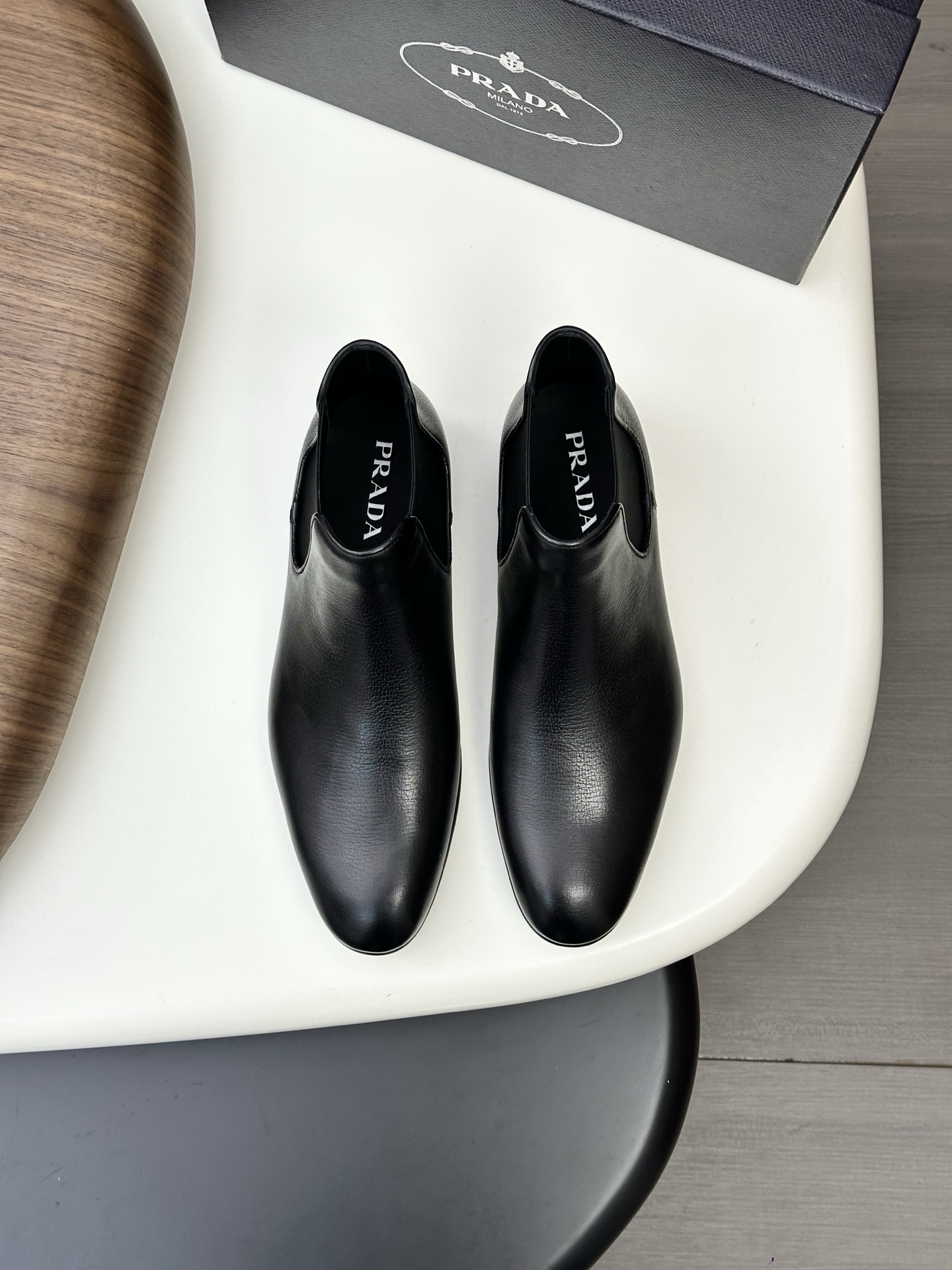 NO:620429,P's new Saffiano leather Chelsea boots. The latest official show finale style. It adopts a tapered silhouette and features elastic fabric on the side, showing exquisite fashion and full of modern flavor. Selected advantage tumbled calfskin. Super soft and delicate. Dyed calfskin inside. Standard P's silver label foot. Leather sole with non-slip Vibraw rubber on the forefoot. Very comfortable. Highly recommended. British-style thin-soled handsome version. Exclusive killer for men. Standard product for men's shoe cabinets.  With original box packaging, standard leather shoe sizes 38~44#, batch, boots, cowhide19860909P家 新品Saffiano皮革切尔西短靴 最新官方秀场压轴款式 采用锥形廓形,侧面配有特色松紧布,尽显精致时尚,现代气息十足 精选优势摔纹小牛皮 超软细腻 内里本染小牛皮 标配P家银标垫脚 皮质鞋底前掌带防滑Vibraw 橡胶.舒适度极好 强烈推荐 偏英伦薄底帅气版型 男神专属杀器 男人鞋柜标配精品 配原盒包装 标准皮鞋码数38～44# 批,,boots,cowhide,Men's shoes