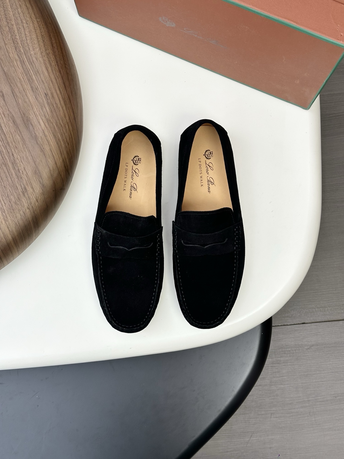 NO:621095,Batch LoroPiana Dot sole Walk men's moccasin shoes!  Made with heavy craftsmanship, leather material depends on the details, ceiling level, beating all market currencies!  These suede cowhide/pebbled cowhide moccasin soft-soled shoes are inspired by classic driving shoes and adopt LP logo pebbled rubber soles. Hand-stitched, extra soft, water-repellent, tight texture, durable, exquisite and beautiful. Easily show off sophisticated casual style, suitable for  Various clothing combinations create a varied and exquisite look. The double heel pads echo the details of the classic driving shoe lining, all cowhide mid-low, 1CM thick latex feet, bean rubber soft sole, lightweight, soft and comfortable, exclusive for driving and leisure, multi-color options, classic and versatile, with a full set of packaging!  Size 39-40-41-42-43-44 leather shoe size (can be customized 38.45 non-returnable) Item number FAN0236 Suede,,loro piana,loro piana,cowhide19860909批 LoroPiana/诺悠翩雅 Dot sole Walk男士莫卡辛鞋 ！重工打造,皮料材质看细节,天花板级,吊打一切市面通货！ 此绒面牛皮/荔枝纹牛皮革莫卡辛软底鞋借鉴经典驾驶鞋,采用LP徽标鹅卵石纹橡胶鞋底.手工缝制,格外柔软,具有防泼水效果,质地紧密,经久耐用,精致美观.轻松彰显考究的休闲风格,适合与各种服饰搭配,打造出多变而精致的造型.双后跟衬垫,与经典驾驶鞋内衬形成细节呼应,全牛皮中低,1CM厚乳胶垫脚,豆豆橡胶软底轻质柔软舒适,开车休闲专属,多色可选经典百搭,配全套包装！ 尺码39-40-41-42-43-44皮鞋尺码（可定制38.45不退换） 货号FAN0236绒面,,loro piana,loro piana,cowhide,Men's shoes