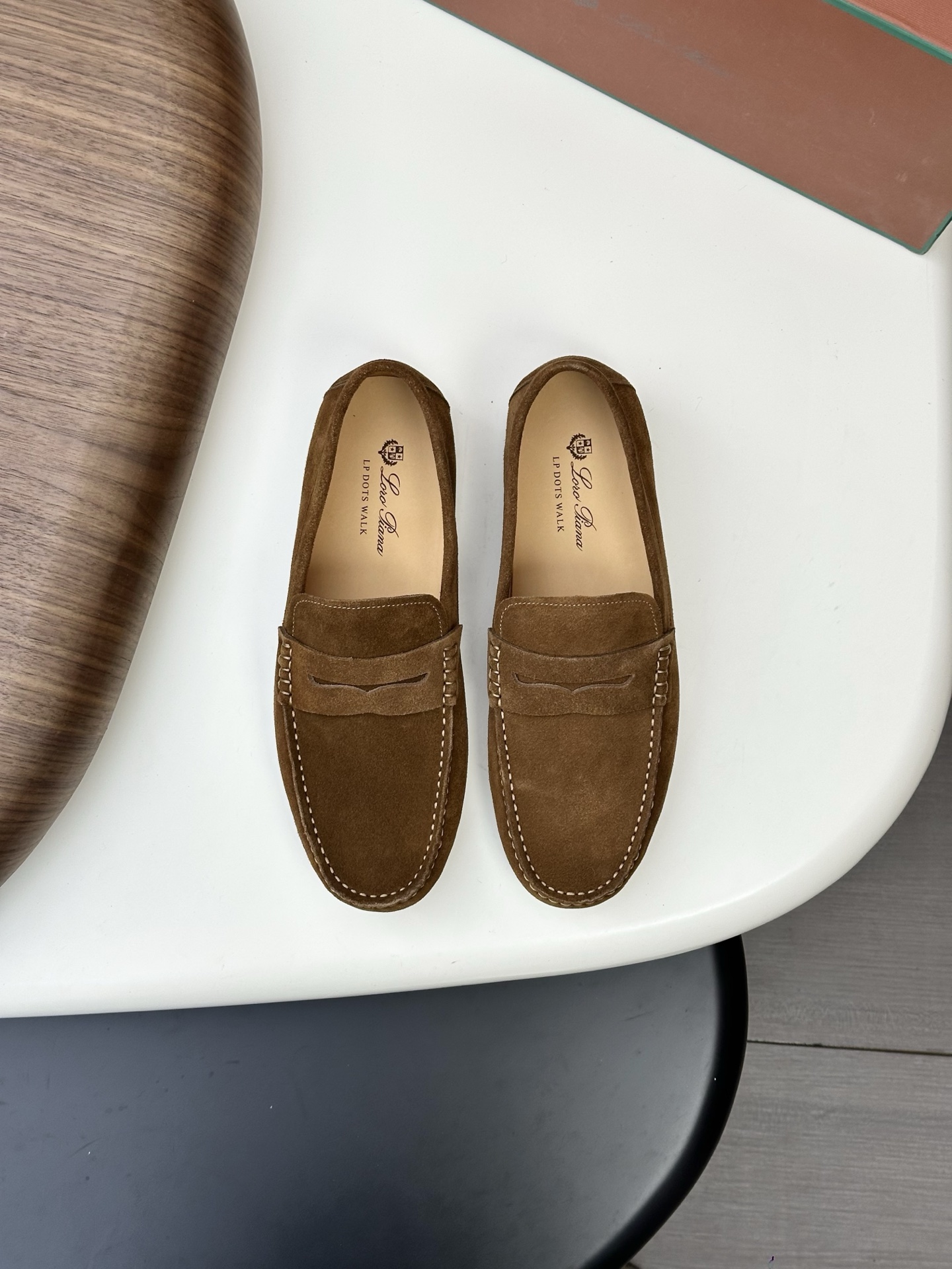 NO:621099,Batch LoroPiana Dot sole Walk men's moccasin shoes!  Made with heavy craftsmanship, leather material depends on the details, ceiling level, beating all market currencies!  These suede cowhide/pebbled cowhide moccasin soft-soled shoes are inspired by classic driving shoes and adopt LP logo pebbled rubber soles. Hand-stitched, extra soft, water-repellent, tight texture, durable, exquisite and beautiful. Easily show off sophisticated casual style, suitable for  Various clothing combinations create a varied and exquisite look. The double heel pads echo the details of the classic driving shoe lining, all cowhide mid-low, 1CM thick latex feet, bean rubber soft sole, lightweight, soft and comfortable, exclusive for driving and leisure, multi-color options, classic and versatile, with a full set of packaging!  Size 39-40-41-42-43-44 Leather shoe size (can be customized 38.45 non-refundable) Item number FAN0236,,loro piana,loro piana,cowhide19860909批 LoroPiana/诺悠翩雅 Dot sole Walk男士莫卡辛鞋 ！重工打造,皮料材质看细节,天花板级,吊打一切市面通货！ 此绒面牛皮/荔枝纹牛皮革莫卡辛软底鞋借鉴经典驾驶鞋,采用LP徽标鹅卵石纹橡胶鞋底.手工缝制,格外柔软,具有防泼水效果,质地紧密,经久耐用,精致美观.轻松彰显考究的休闲风格,适合与各种服饰搭配,打造出多变而精致的造型.双后跟衬垫,与经典驾驶鞋内衬形成细节呼应,全牛皮中低,1CM厚乳胶垫脚,豆豆橡胶软底轻质柔软舒适,开车休闲专属,多色可选经典百搭,配全套包装！ 尺码39-40-41-42-43-44皮鞋尺码（可定制38.45不退换） 货号FAN0236,,loro piana,loro piana,cowhide,Men's shoes