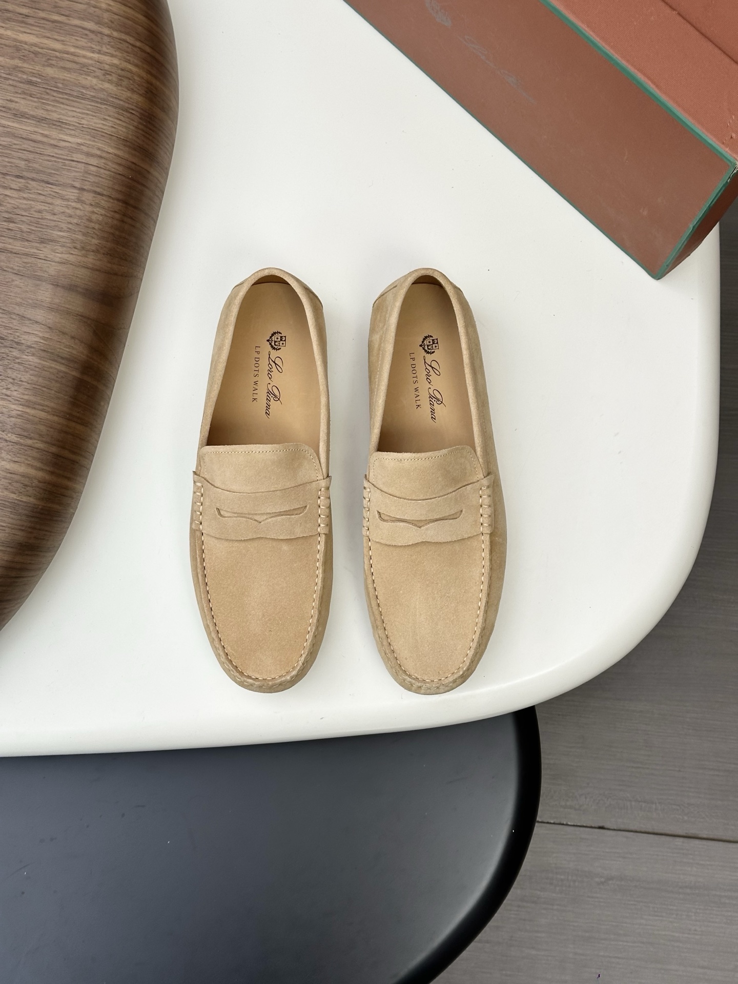 NO:621103,Batch LoroPiana Dot sole Walk men's moccasin shoes!  Made with heavy craftsmanship, leather material depends on the details, ceiling level, beating all market currencies!  These suede cowhide/pebbled cowhide moccasin soft-soled shoes are inspired by classic driving shoes and adopt LP logo pebbled rubber soles. Hand-stitched, extra soft, water-repellent, tight texture, durable, exquisite and beautiful. Easily show off sophisticated casual style, suitable for  Various clothing combinations create a varied and exquisite look. The double heel pads echo the details of the classic driving shoe lining, all cowhide mid-low, 1CM thick latex feet, bean rubber soft sole, lightweight, soft and comfortable, exclusive for driving and leisure, multi-color options, classic and versatile, with a full set of packaging!  Size 39-40-41-42-43-44 leather shoe size (can be customized 38.45 non-returnable) Item number FAN0236 Suede,,loro piana,loro piana,cowhide19860909批 LoroPiana/诺悠翩雅 Dot sole Walk男士莫卡辛鞋 ！重工打造,皮料材质看细节,天花板级,吊打一切市面通货！ 此绒面牛皮/荔枝纹牛皮革莫卡辛软底鞋借鉴经典驾驶鞋,采用LP徽标鹅卵石纹橡胶鞋底.手工缝制,格外柔软,具有防泼水效果,质地紧密,经久耐用,精致美观.轻松彰显考究的休闲风格,适合与各种服饰搭配,打造出多变而精致的造型.双后跟衬垫,与经典驾驶鞋内衬形成细节呼应,全牛皮中低,1CM厚乳胶垫脚,豆豆橡胶软底轻质柔软舒适,开车休闲专属,多色可选经典百搭,配全套包装！ 尺码39-40-41-42-43-44皮鞋尺码（可定制38.45不退换） 货号FAN0236绒面,,loro piana,loro piana,cowhide,Men's shoes