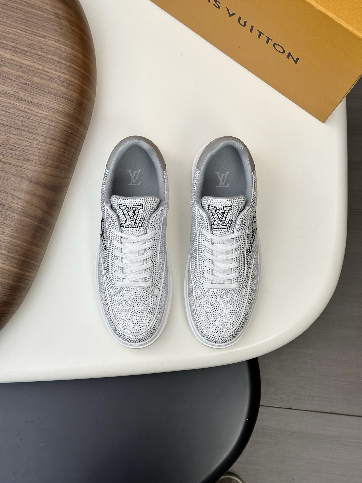 NO:621107,[Louis Vuitton] Louis Vuitton - high-end quality original order casual sports shoes - upper imported nappa calfskin, silver eco-friendly leather, brand high mercerized breathable canvas, shoe body sewn with brand logo totem, tongue and heel; silk screen high frequency brand logo - lining brand canvas - outsole ultra-light TPU. foam; molded outsole - ultra-high quality control, fine workmanship highlighted (high-end, luxury, grade) -Size  38-44 (45, can be customized),,louis vuitton,louis vuitton,sneakers,cowhide19860909【Louis Vuitton】路易威登 -高端品质 原单·休闲运动鞋 -鞋面进口纳帕小牛皮、银色环保皮、品牌高丝光透气帆布、鞋身车缝品牌logo图腾、鞋舌.后跟；丝印高周波品牌Logo -内里品牌帆布 -大底超轻TPU.发泡; 成型大底 -超高品控·做工精细凸显(高端·贵气·档次) -Size 38-44（45,可订做),,louis vuitton,louis vuitton,sneakers,cowhide,Men's shoes