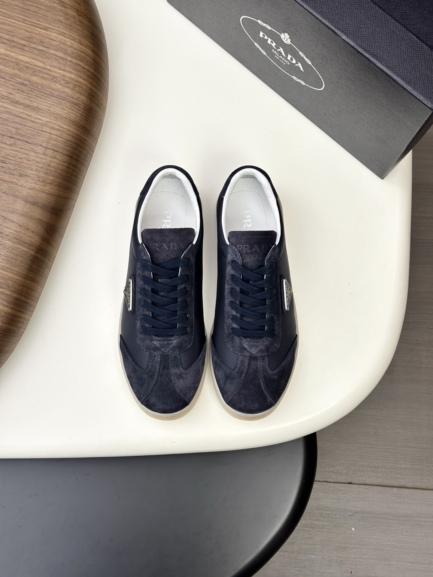 NO:621081,[PRADA] Prada - high-end quality original casual sports shoes - upper Nappa calfskin, tongue screen-printed brand logo, shoe body brand metal fasteners - lining water-dyed cowhide - outsole ultra-light TPU foam rubber; two-color molded outsole - ultra-high quality control · fine workmanship highlights (high-end · luxury · grade) -Size 38-45 (46, can be customized) ·,, prada, prada, sneakers, cowhide19860909【 PRADA】普拉达 -高端品质 原单·休闲运动鞋 -鞋面纳帕小牛皮、鞋舌丝印品牌logo、鞋身品牌金属扣件 -内里水染牛皮 -大底超轻TPU发泡·橡胶; 双色成型大底 -超高品控·做工精细凸显(高端·贵气·档次) -Size 38-45（46,可订做)·,,prada,prada,sneakers,cowhide,Men's shoes