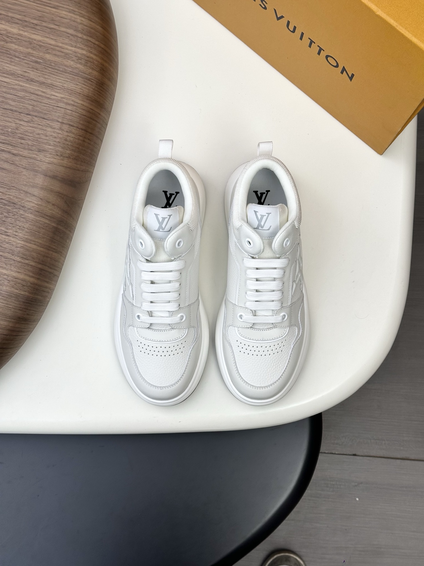 NO:621084,[Louis Vuitton] Louis Vuitton - High-end quality original high-top casual sports shoes - Nappa calfskin upper, pebbled calfskin, brand totem leather label sewn on the shoe body, striped cloth on the shoe mouth, brand cloth label sewn on the tongue - Branded canvas lining - Ultra-light TPU. Rubber foam outsole; two-color molded outsole - Super high quality control, fine workmanship highlighted (high-end, luxury, grade) -Size  39-44 (38,45, can be customized),,louis vuitton,louis vuitton,sneakers,cowhide19860909【Louis Vuitton】路易威登 -高端品质 原单·高帮休闲运动鞋 -鞋面纳帕小牛皮、荔纹小牛皮、鞋身车缝品牌图腾皮标、鞋口条纹布匹、鞋舌车缝品牌布标 -内里品牌帆布 -大底超轻TPU.橡胶发泡; 双色成型大底 -超高品控·做工精细凸显(高端·贵气·档次) -Size 39-44（38,45,可订做),,louis vuitton,louis vuitton,sneakers,cowhide,Men's shoes