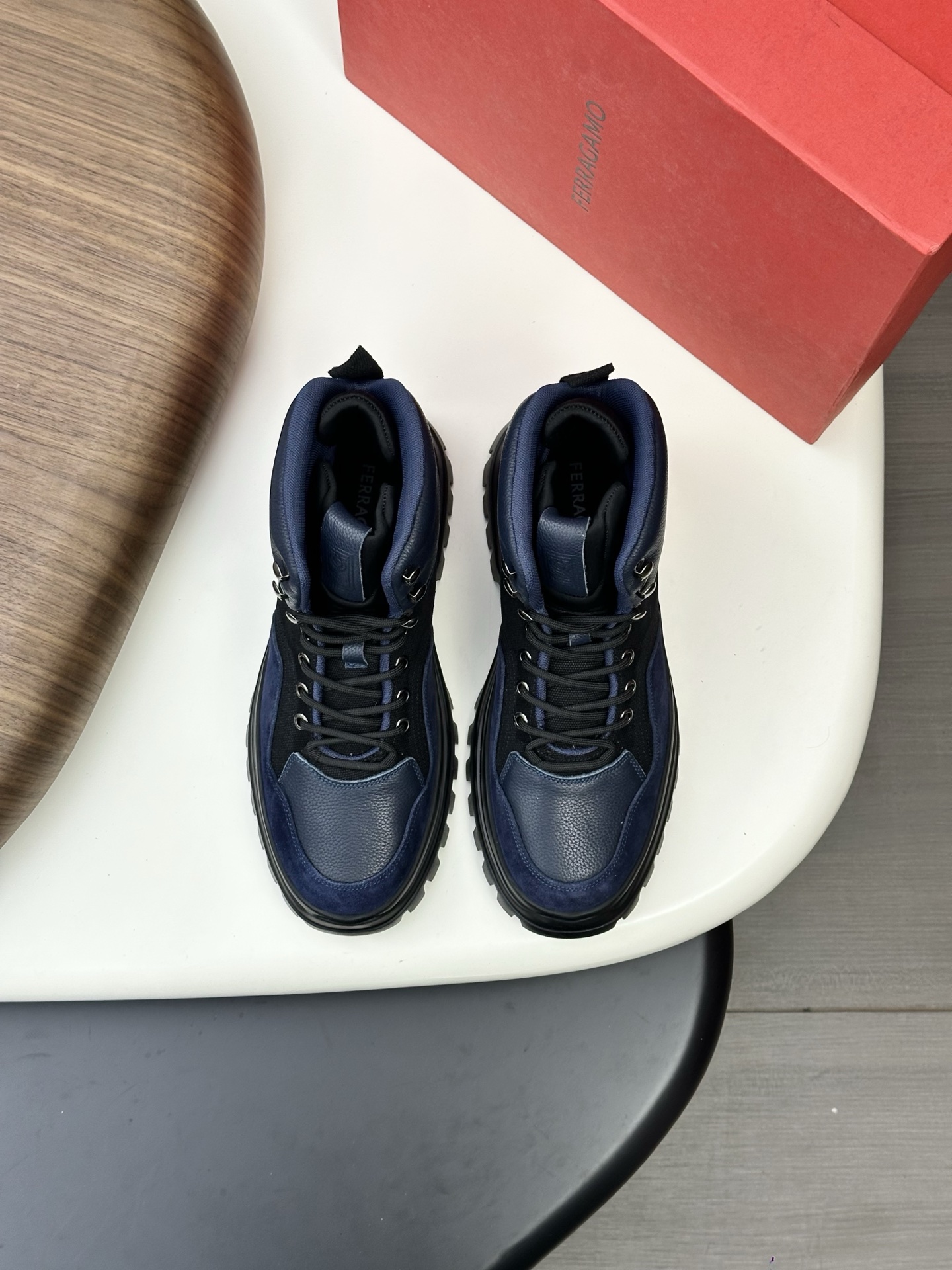 NO:621086,[Ferragamo] Ferragamo - high-end quality original order. High-top shoes - upper with high mercerized suede calfskin, tongue air-pressure brand totem, perfect splicing - lining Australian real wool - outsole ultra-light TPU foam; molded outsole - ultra-high quality control, fine workmanship (high-end, luxury, grade) -Size 39-44 (38, 45, 46, can be customized),, ferragamo, ferragamo, cowhide19860909【 Ferragamo】菲拉格慕 -高端品质 原单.高帮鞋 -鞋面高丝光反绒小牛皮、鞋舌空压品牌图腾、完美拼接 -内里澳洲真羊毛 -大底超轻TPU发泡；成型大底 -超高品控·做工精细凸显(高端·贵气·档次) -Size 39-44（38,45,46,可订做),,ferragamo,ferragamo,cowhide,Men's shoes