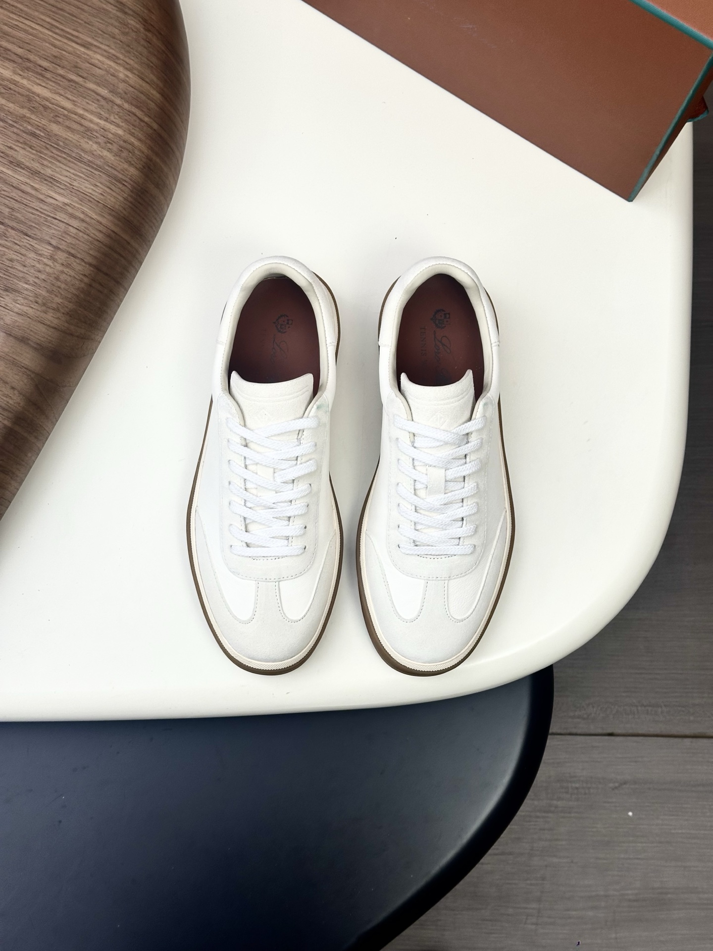 NO:621295,Loro Piana's new cashmere leather tennis shoes feature an ultra-low design, suitable for year-round wear, and are waterproof. The edged sole creates a relaxed and charming color combination, harmoniously blending functionality with low-key personality. It is an ideal shoe choice for urban wear. The heel is decorated with a soft calfskin tongue with Kummel color inserts and embossed LP logo cotton laces. Material: Upper: Cashmere leather stitching with cowhide embossed crocodile pattern embellishment!  Sole: Rubber Lining: Cow leather Size 39/40/41/42/43/44 (customized at 45.46) batch, loro piana, loro piana, cowhide19860909Loro Piana（诺悠翩雅）这款新款羊绒面革网球鞋采用超低帮设计,适合全年穿着,并具有防水性能.包边鞋底营造轻松迷人的色彩组合,将功能性与低调个性风格和谐融合.打造都市着装的理想鞋履选择.鞋跟处饰以Kummel色嵌片柔软小牛皮鞋舌,压印LP徽标棉质鞋带 材质:鞋面:羊绒面革拼接牛皮压鳄鱼纹点缀！ 鞋底:橡胶衬里:牛皮革 尺码39/40/41/42/43/44（45.46订做） 批,,loro piana,loro piana,cowhide,Men's shoes