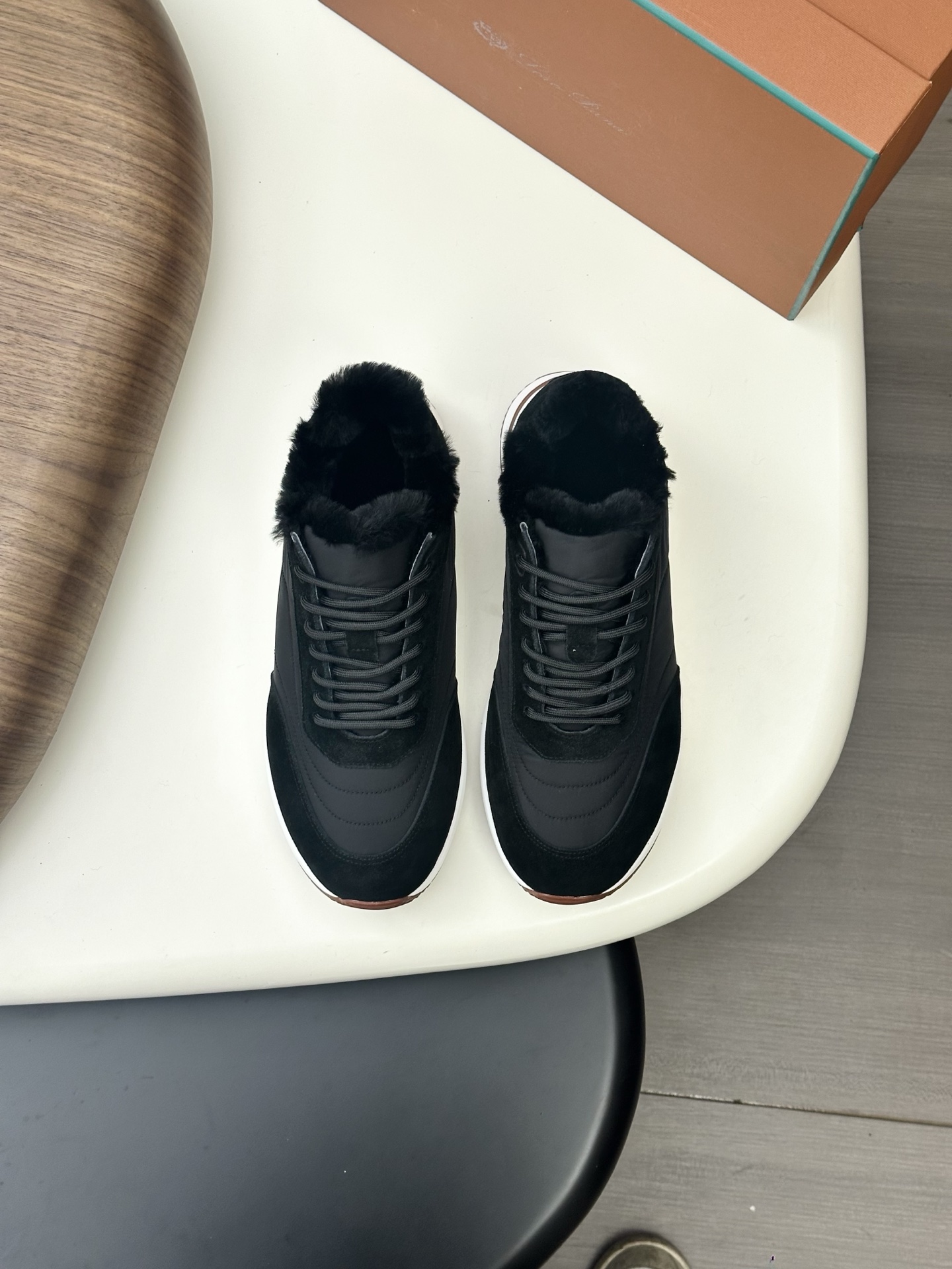 NO:621291,LoroPiana WeekendWalk men's fur waterproof sneakers!  The lightest LP jogging shoes in history. The upper is made of Wind microfiber with StormSystem waterproof and windproof treatment and goatskin. The waterproof and warm upper will have a little wrinkles, which is normal because the waterproof fabric is very soft and the exquisite turning wiring is a test of craftsmanship and workmanship.  The lining is made of cloth, which makes it more warm and comfortable to wear. The Kummel-colored rubber outsole is made of lightweight material. This structure can ensure proper weight distribution during walking, improve shock absorption and rebound, enhance grip and stability, and the eyelets and upper back of the shoe are embellished to make it light and comfortable!  Size 39-45 (customized at 38.46.47) batch,,loro piana,loro piana,sneakers,sheepskin19860909LoroPiana诺悠翩雅 WeekendWalk男士毛里防水运动鞋！史上最轻LP慢跑鞋,面是采用经过StormSystem防水防风处理的Wind微纤维搭配山羊皮,防水又保暖鞋面会有一点皱,属于正常,因为防水布料很软,精致的车工走线,非常考验工艺和车工,内里是布面穿着更加保暖舒适贴合,Kummel色橡胶鞋外底采用轻盈的材料制成这种构造可以确保行走中适当的重量分配,提高减震性和回弹力增强抓地力和稳定性,鞋眼和鞋后上片点缀上脚轻便非常舒服！ 尺码39-45（38.46.47订做） 批,,loro piana,loro piana,sneakers,sheepskin,Men's shoes