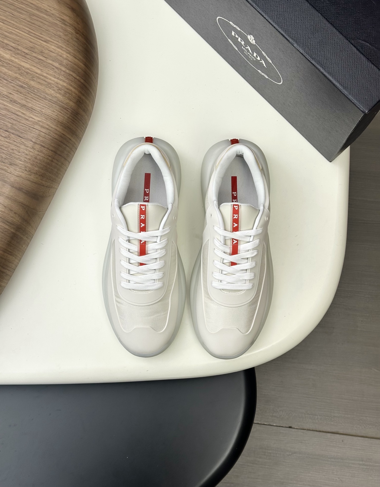 NO:621268,PRAD* — Prada America's Cup Regenerated Nylon and Bike Leather Sneakers This regenerated nylon sneaker is both practical and innovative, with modern features and a lightweight sole, incorporating minimalist details. The upper is decorated with temperature-locking laminated rubber. Screen-printed Prad* logo. Nylon loop laces. TPU sole with ultra-light foam rubber padding. Rubber pattern texture. Sole height 40 mm. Removable fabric-covered insole.  Size 39-45.,,prada,prada,sneakers19860909PRAD* — 普拉达.美洲杯再生尼龙和Bike皮面运动鞋 这款再生尼龙运动鞋兼具实用性与创新性,富有现代特色,搭配轻便的鞋底,融入极简主义细节设计.鞋面点缀锁温压胶装饰.丝网印花Prad*徽标.尼龙带环鞋带 TPU鞋底,采用超轻质发泡橡胶填充材料.橡胶图案纹路.鞋底高度40毫米 可拆卸覆织物鞋垫. 码数39-45.,,prada,prada,sneakers,Men's shoes