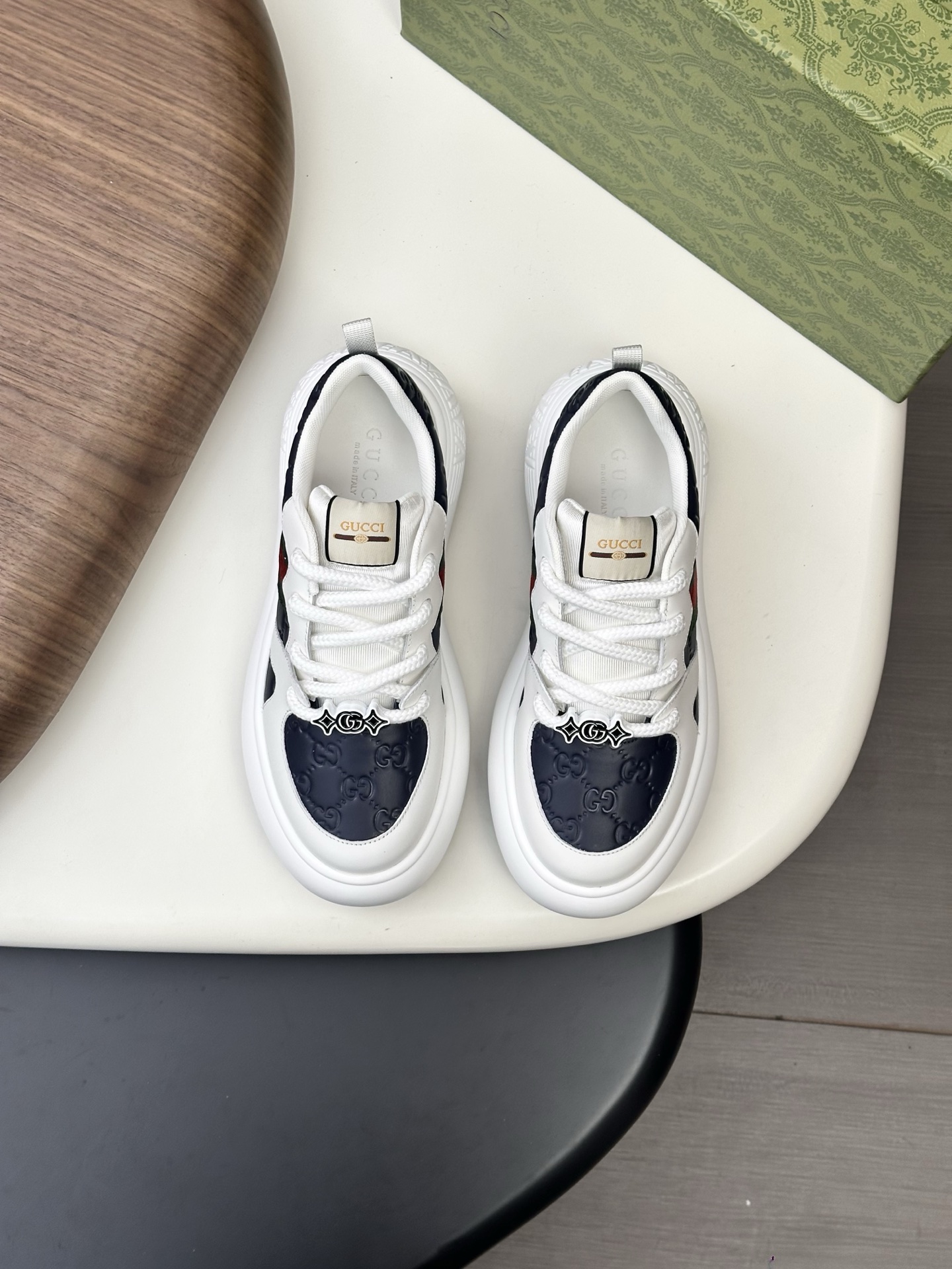 NO:621272,[Gucci] Gucci - High-end quality original casual sports shoes - Napa calfskin upper, air-pressured Napa calfskin brand totem, shoe body brand webbing, tongue sewn brand logo cloth label, heel screen-printed high frequency brand logo - Lining brand canvas, foot pad; water-dyed cowhide - Outsole ultra-light TPU foam · Rubber two-color molded outsole - Ultra-high quality control · Fine workmanship highlighted (high-end · luxury · grade) -Size  38-44 (45, can be customized),,gucci,gucci,sneakers,cowhide19860909【Gucci】古驰  -高端品质 原单·休闲运动鞋 -鞋面纳帕小牛皮、纳帕小牛皮空压品牌图腾、鞋身品牌织带、鞋舌车缝品牌logo布标、后跟丝印高周波品牌logo -内里品牌帆布,垫脚；水染牛皮 -大底超轻TPU发泡·橡胶双色成型大底 -超高品控·做工精细凸显(高端·贵气·档次) -Size 38-44（45,可订做),,gucci,gucci,sneakers,cowhide,Men's shoes