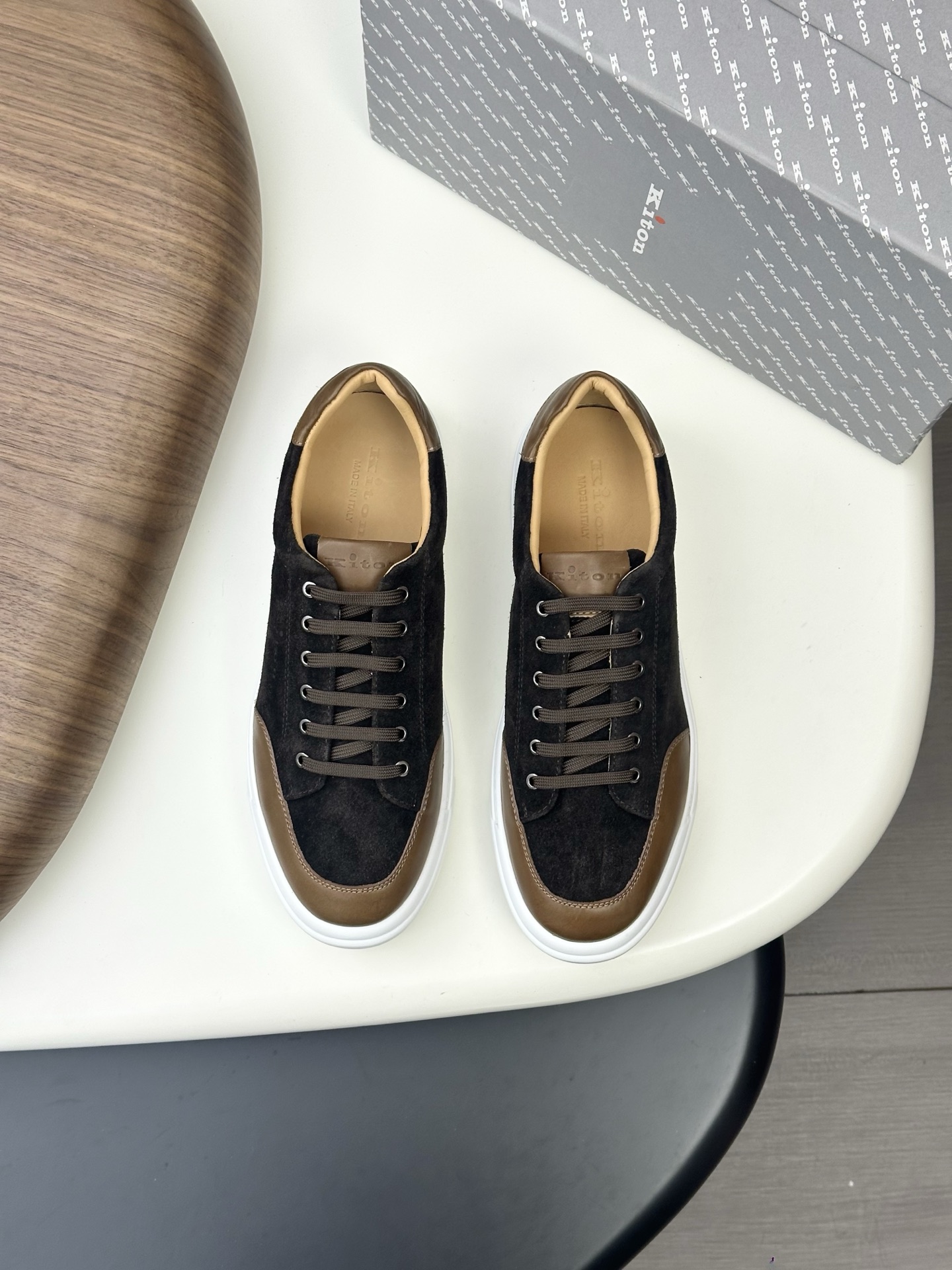 NO:621276,Kiton's high-end luxury product, men's washed denim sneakers, the upper is made of suede calfskin and is made with one-piece molding technology!  · White · Smooth effect · Elastic strap details · Contrasting heel tab · Rubber sole · Ankle padding Ingredient content Fabric: Cloth Lining: Calf leather, Sole composition: Recycled rubber Size 39-40-41-42-43-44 (38 45 46 customized) Batch,,sneakers,cowhide19860909Kiton高端奢品,男士洗水牛仔面料运动鞋,鞋面由反绒小牛皮制成,一体成型工艺制作！ ·白色·平滑效果 ·松紧袢带细节·对比鞋跟袢·橡胶鞋底·踝部填充 成分含量面料:布面 里料:小牛 皮,鞋底成分:再生橡胶 尺码39-40-41-42-43-44（38 45 46 定做）  批,,sneakers,cowhide,Men's shoes