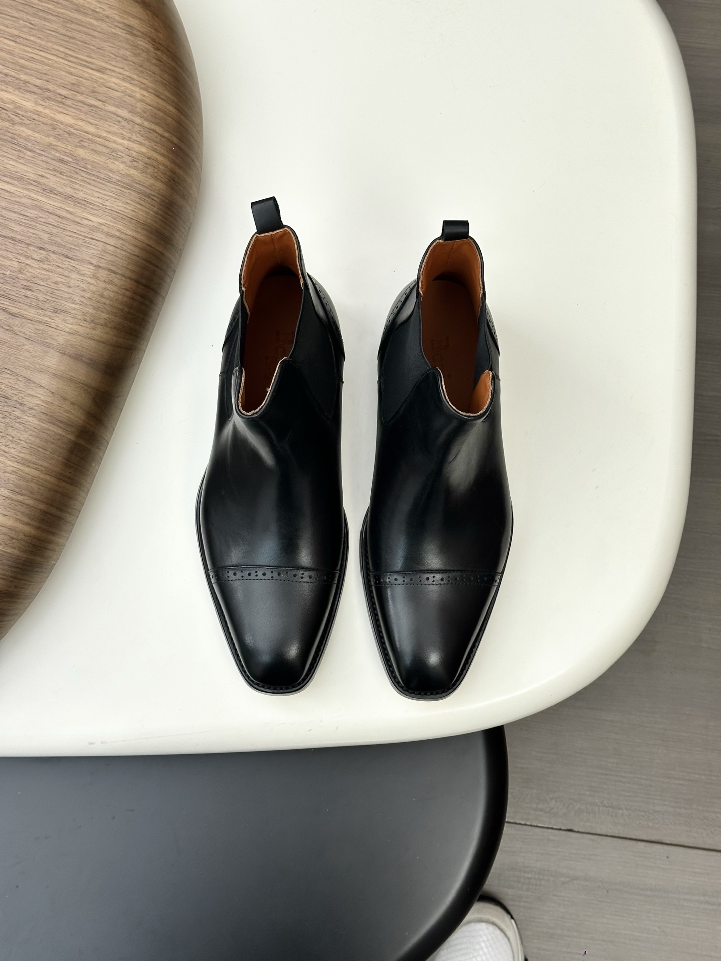 NO:621360,Berluti's high-quality top handicrafts. Berluti's counters are selling original configuration at the same time. Italian imported cowhide fabrics, fully imported water-dyed cowhide linings, original soles specially provided by the original factory and super comfortable. Original factory follow-up products. Welcome to compare, code number 39-44 (order 38 45 46),,cowhide19860909Berluti 高品质 顶级工艺品 布鲁提 专柜同步发售原厂配置,意大利进口牛皮面料,全进口水染牛皮里垫,鞋底原厂特供原版底超级舒适,原厂跟单牛货 欢迎对比,码数 39-44（订38 45 46),,cowhide,Men's shoes